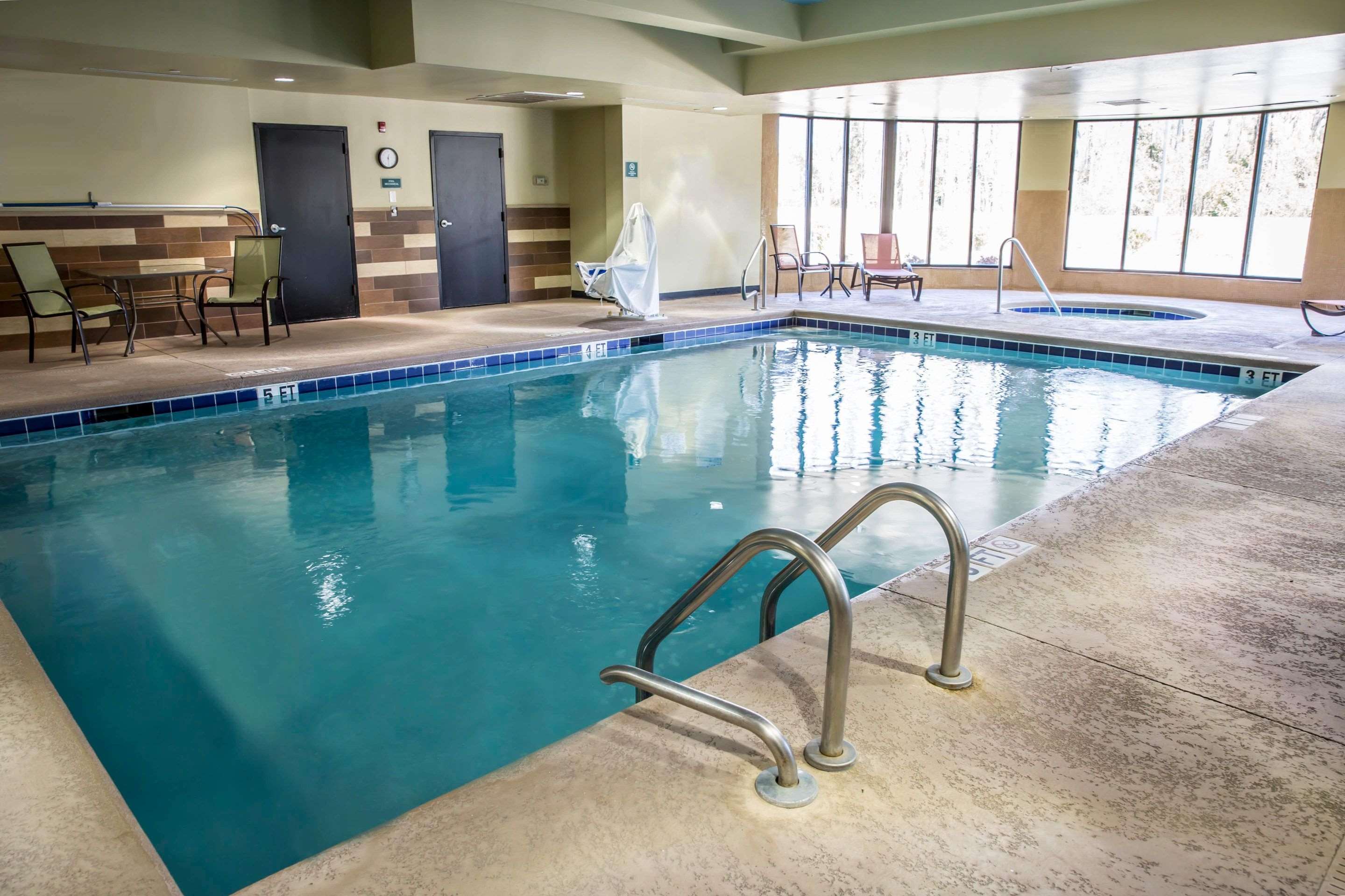 Indoor pool | Comfort Suites New Bern near Cherry Point