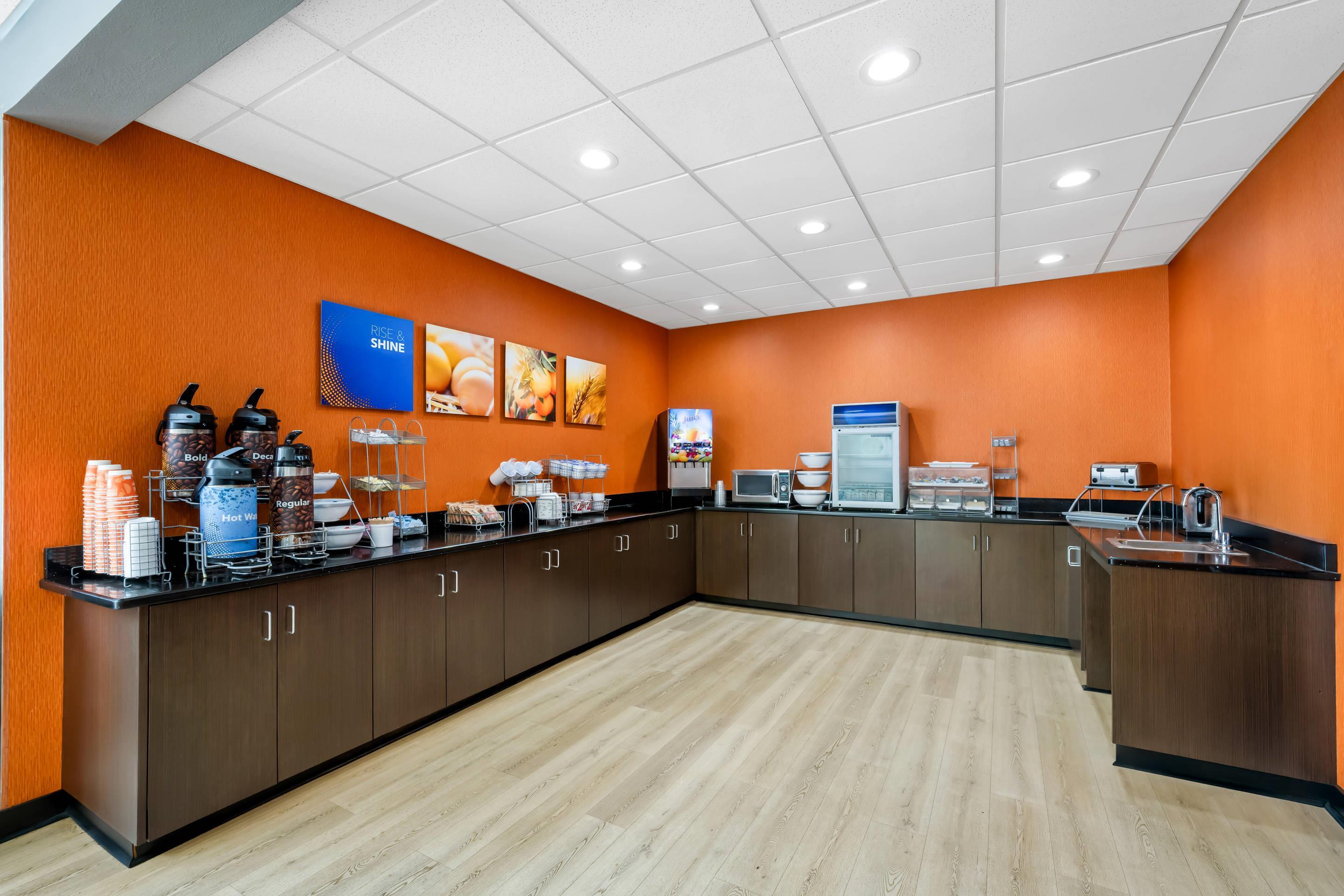 Breakfast area | Comfort Suites New Bern near Cherry Point
