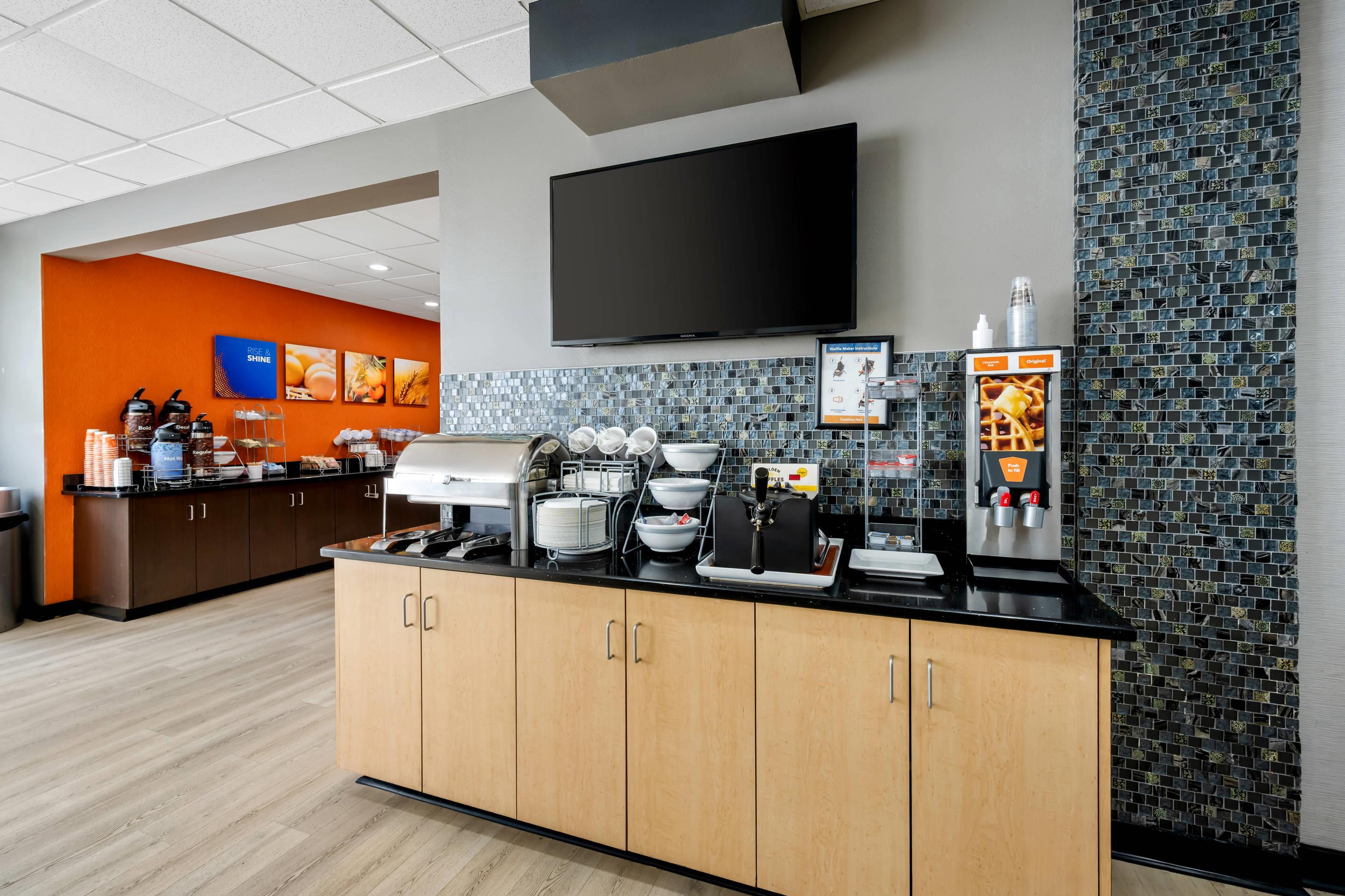 Breakfast area | Comfort Suites New Bern near Cherry Point