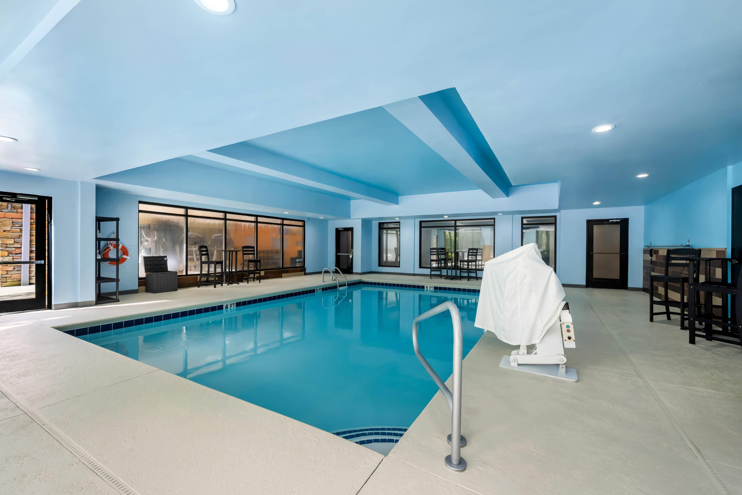 Indoor pool | Comfort Suites New Bern near Cherry Point