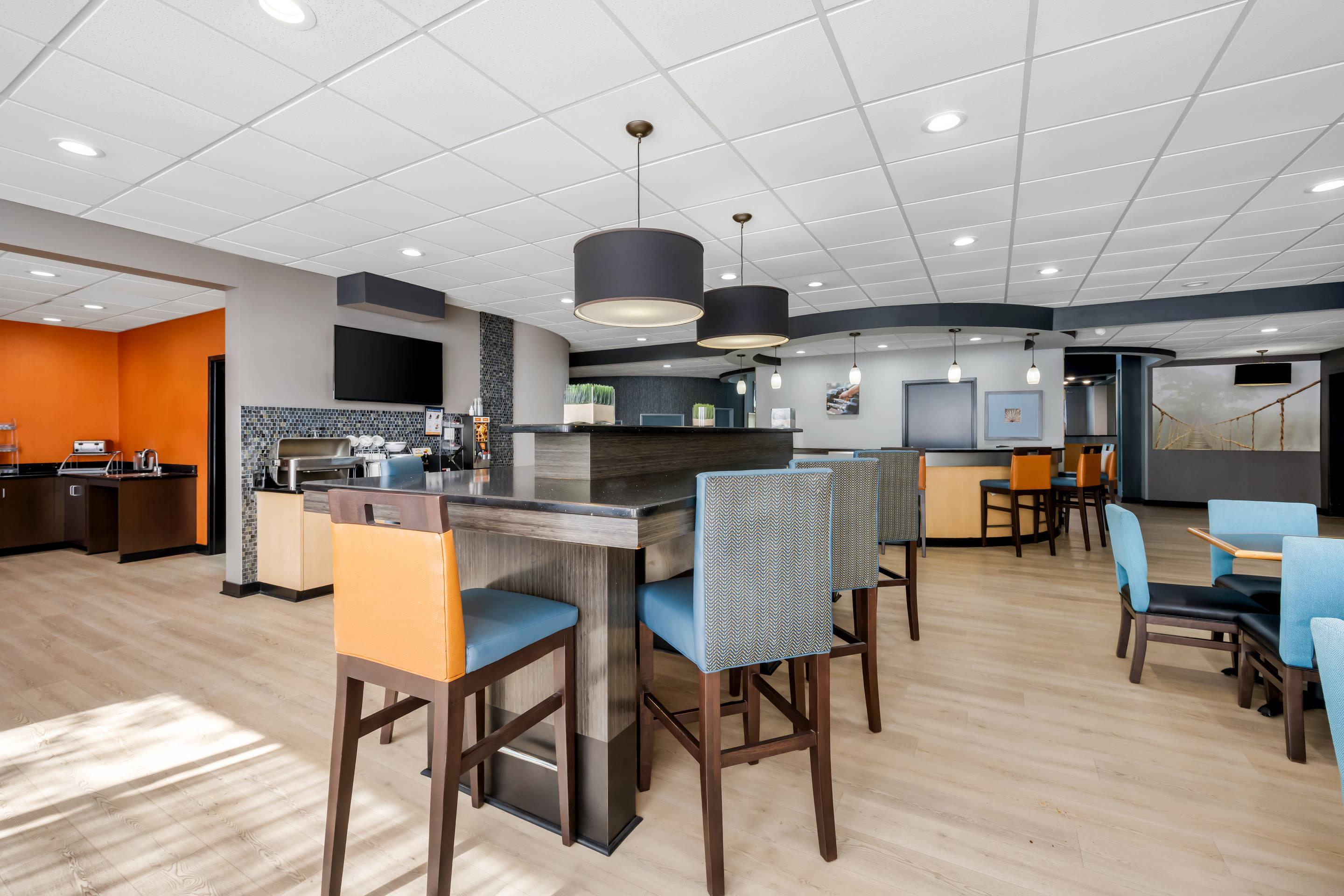 Breakfast area | Comfort Suites New Bern near Cherry Point