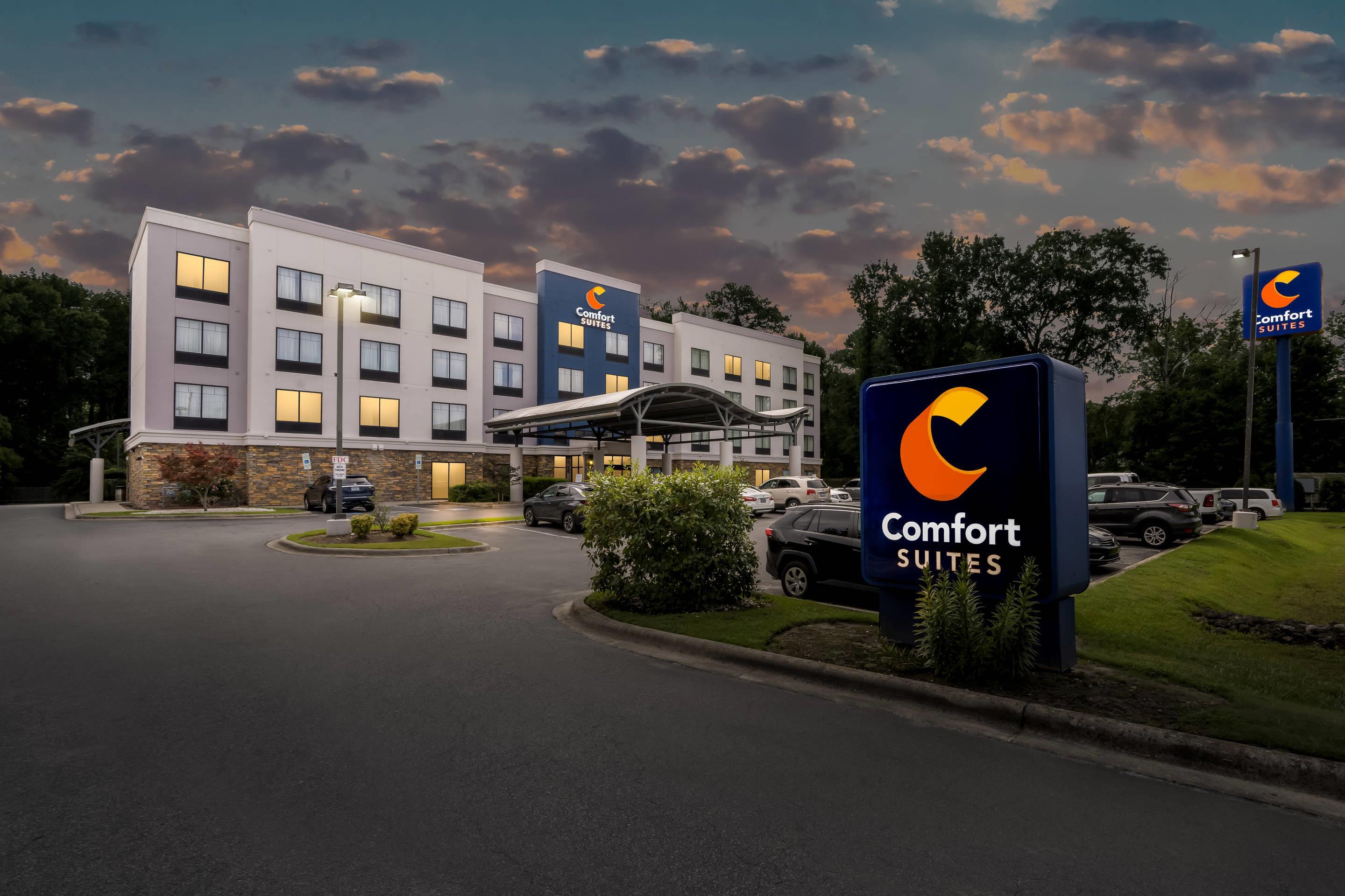 Hotel at night | Comfort Suites New Bern near Cherry Point