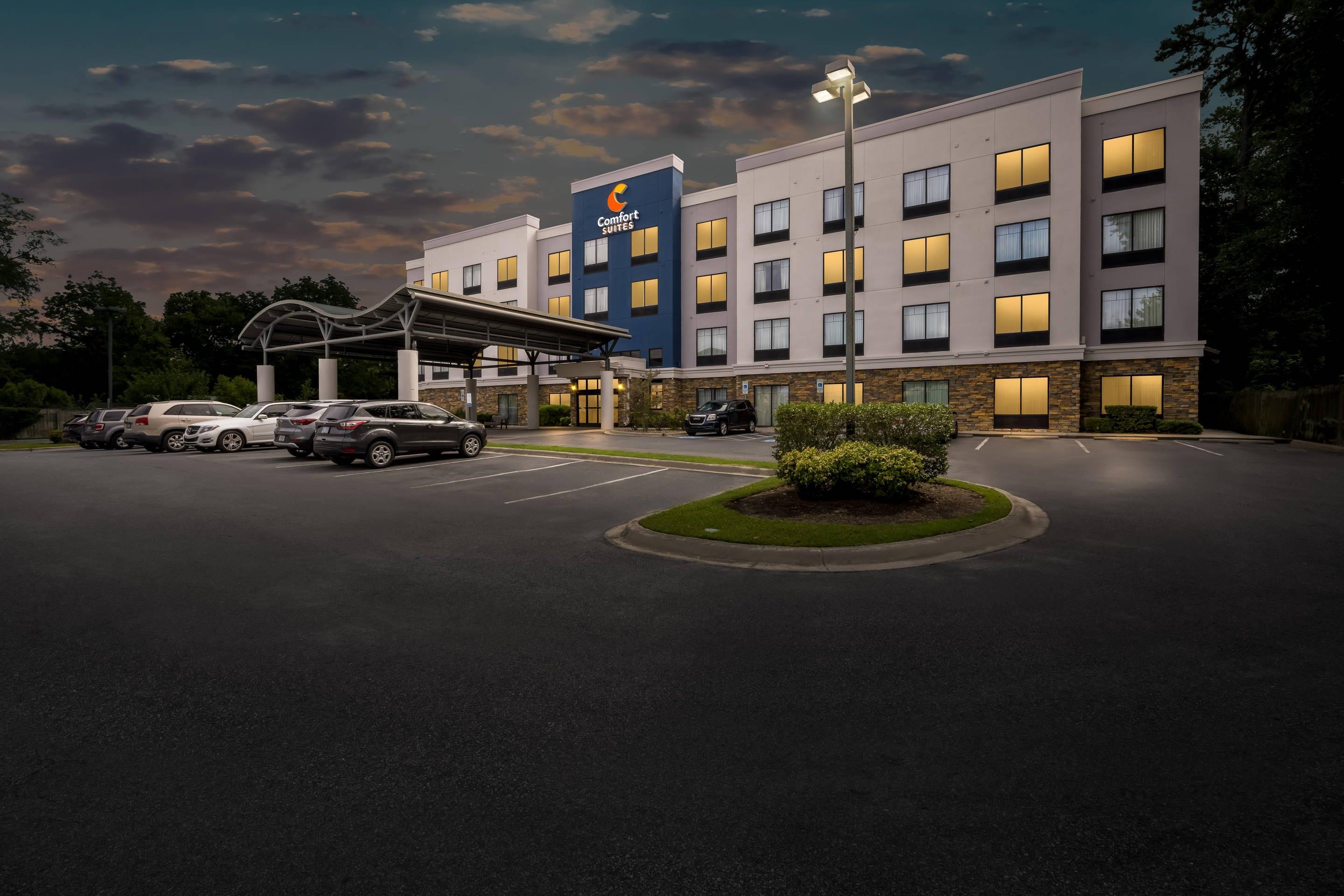 Hotel at night | Comfort Suites New Bern near Cherry Point