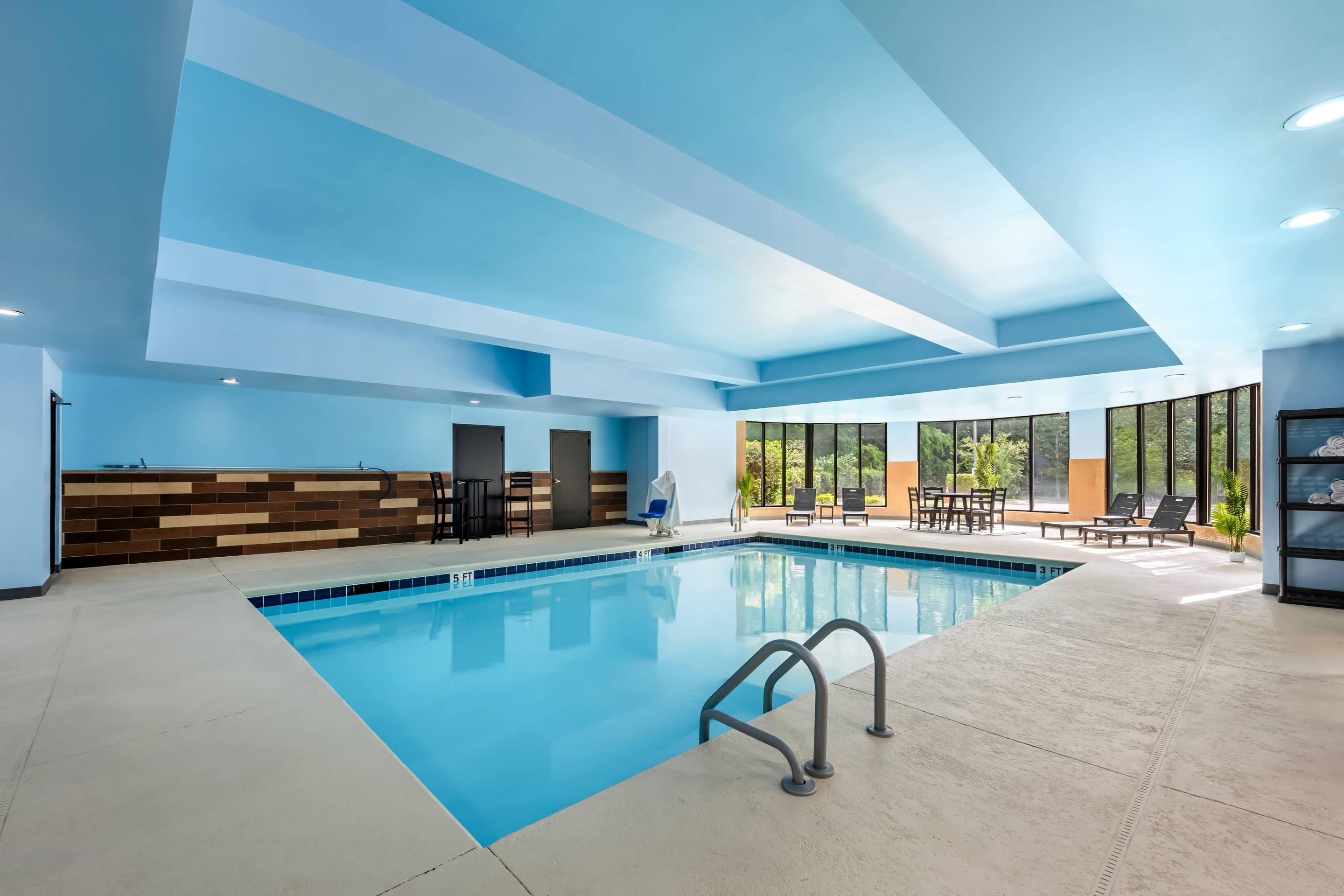 Indoor pool | Comfort Suites New Bern near Cherry Point