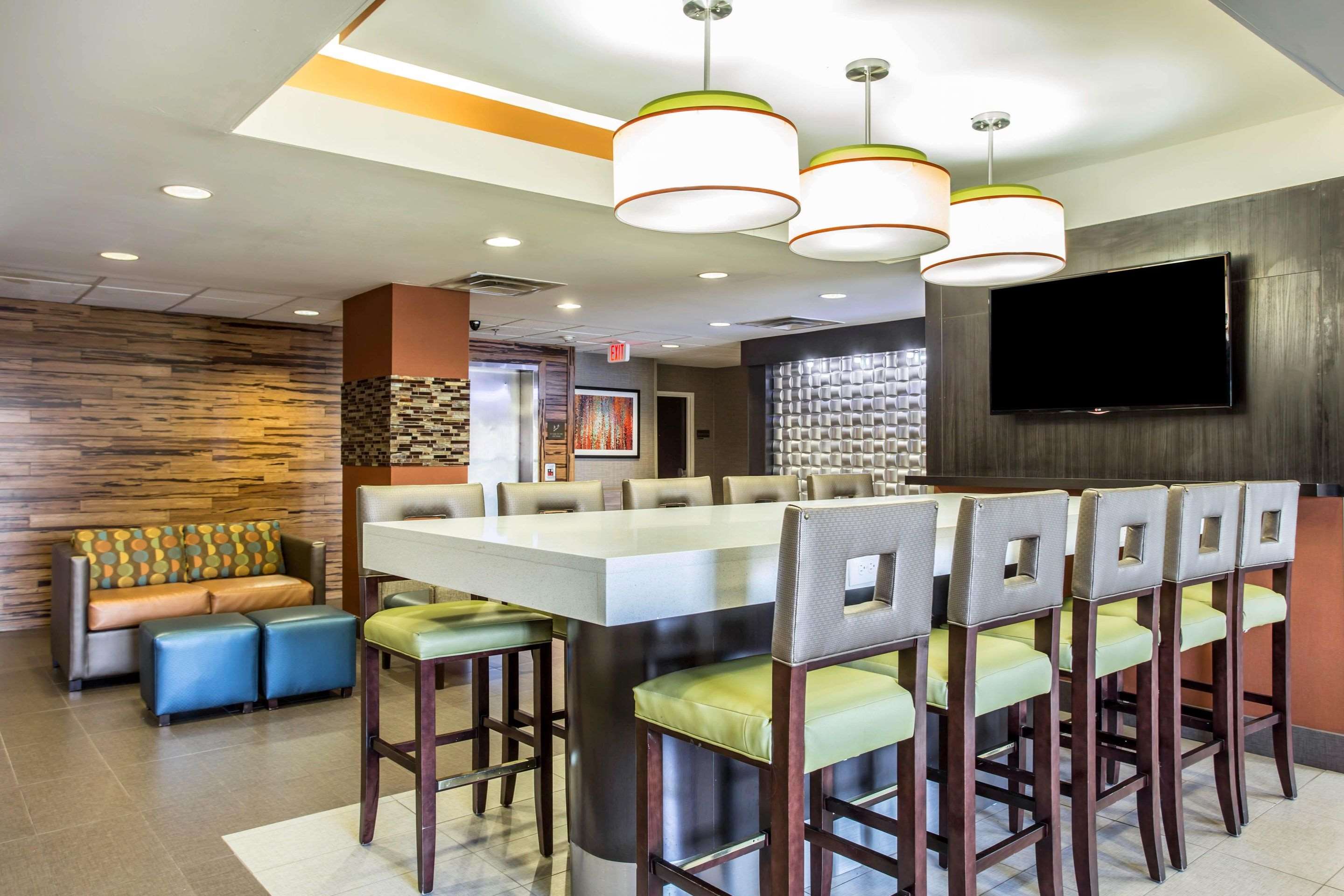 Enjoy breakfast in this spacious area | Comfort Inn & Suites Kannapolis - Concord