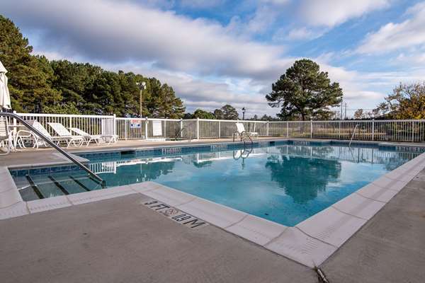 Pool - Econo Lodge Selma - I-95, Exit 97
