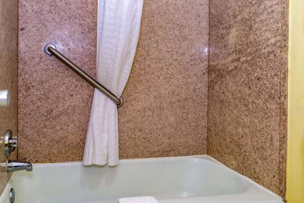  - Econo Lodge Weldon - I-95, Exit 173