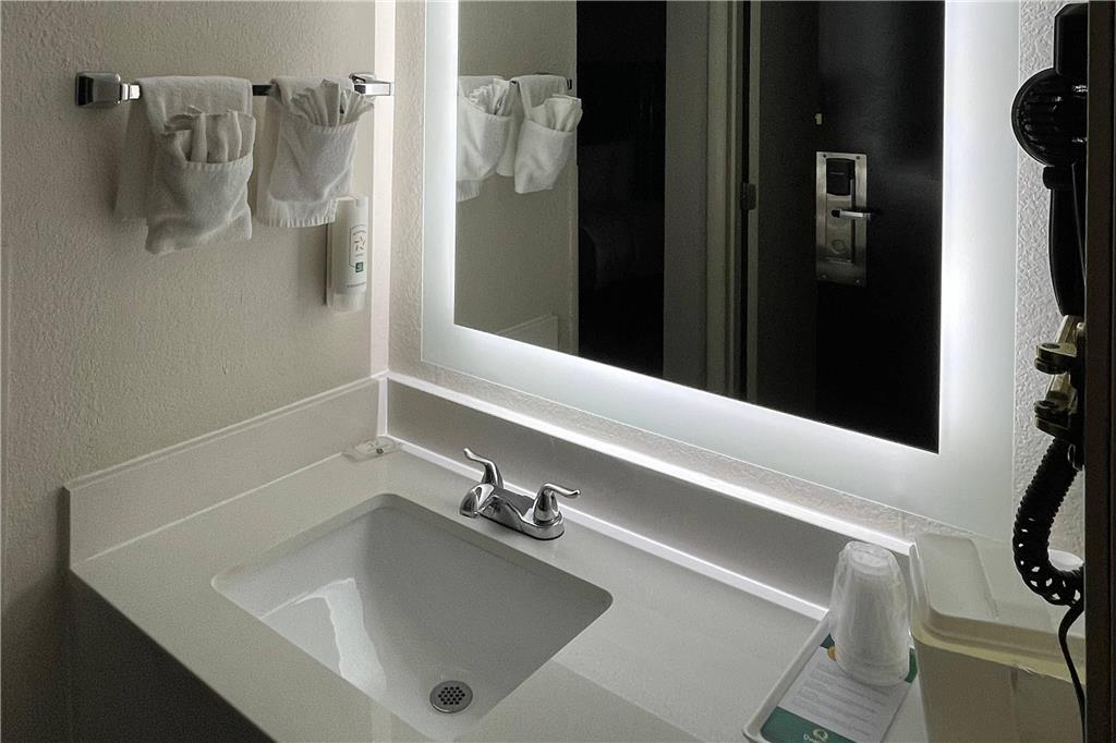 QUALITY INN AND SUITES CLEMMONS I-4-guestroom-Guest Room,Bathroom,On-Site.jpg