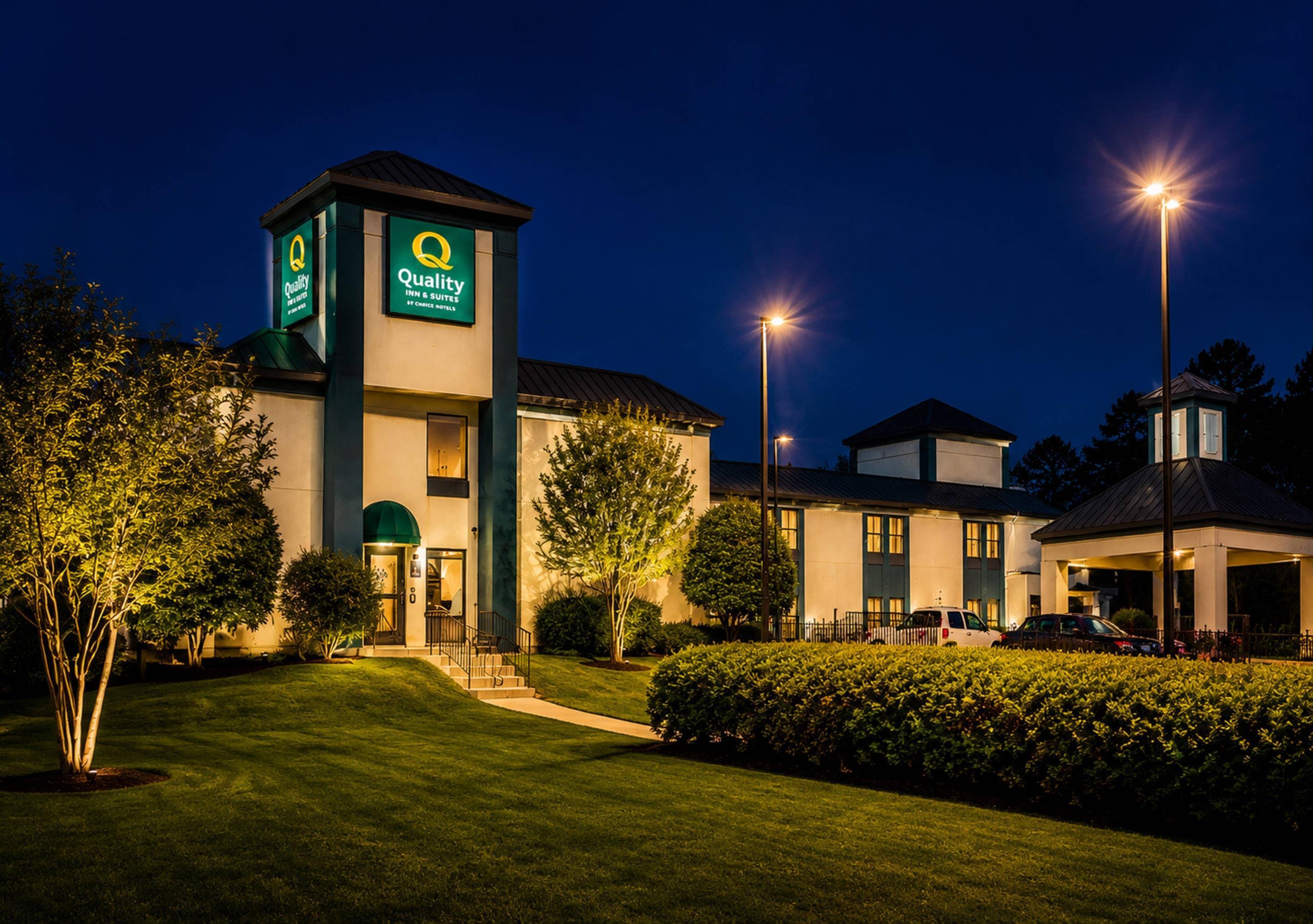 Hotel at night | Quality Inn & Suites Clemmons I-40