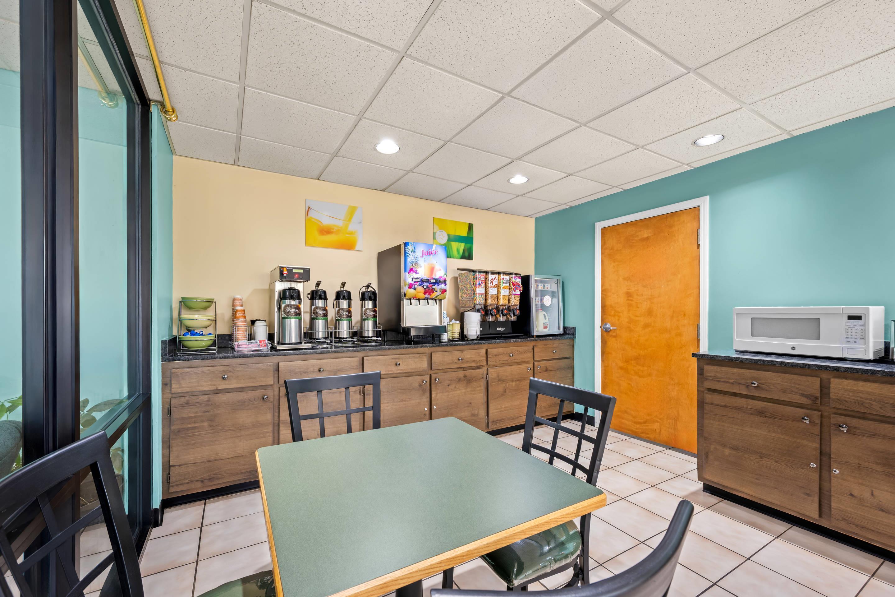 Breakfast area | Quality Inn Henderson I-85
