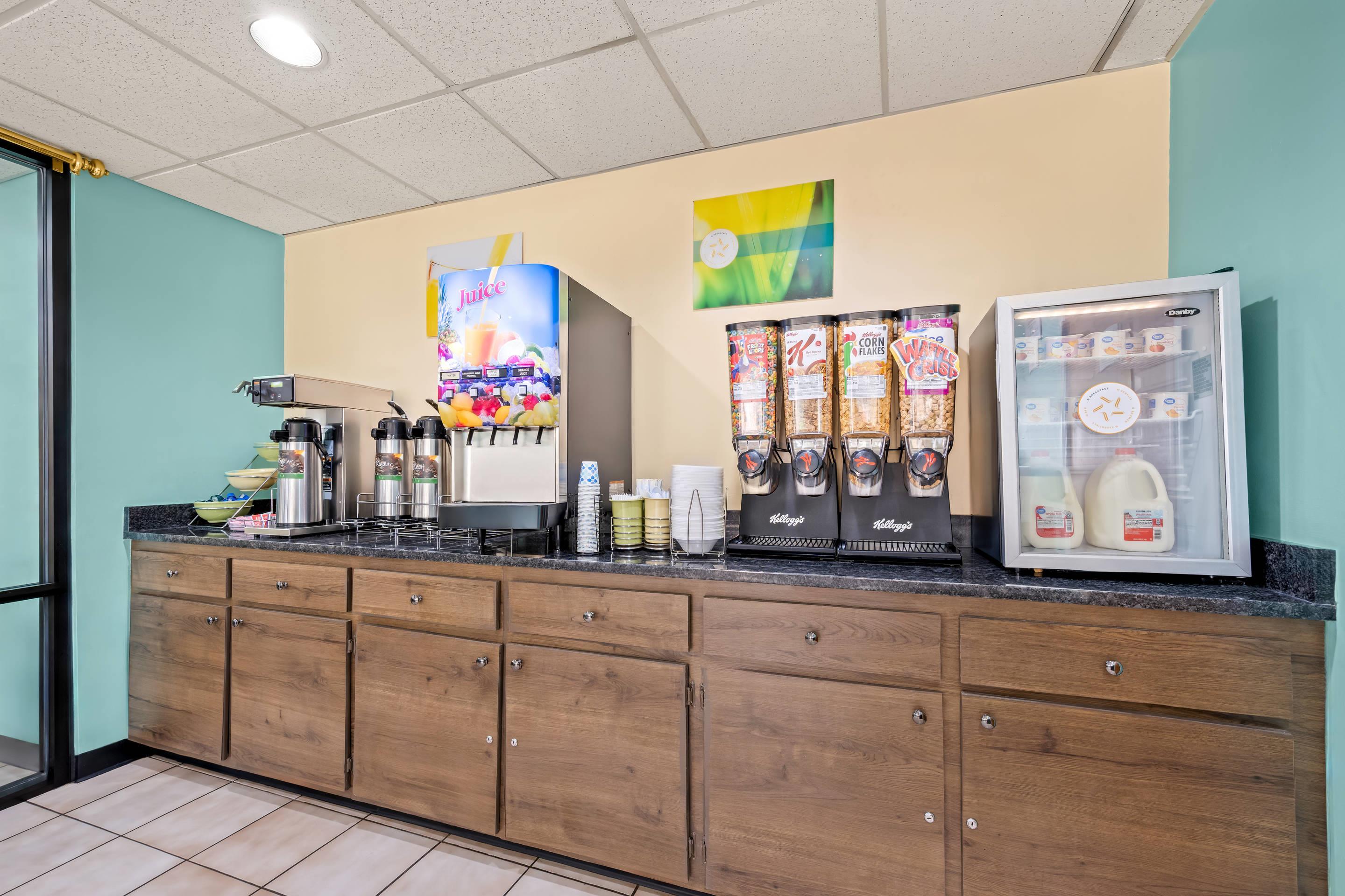Breakfast area | Quality Inn Henderson I-85