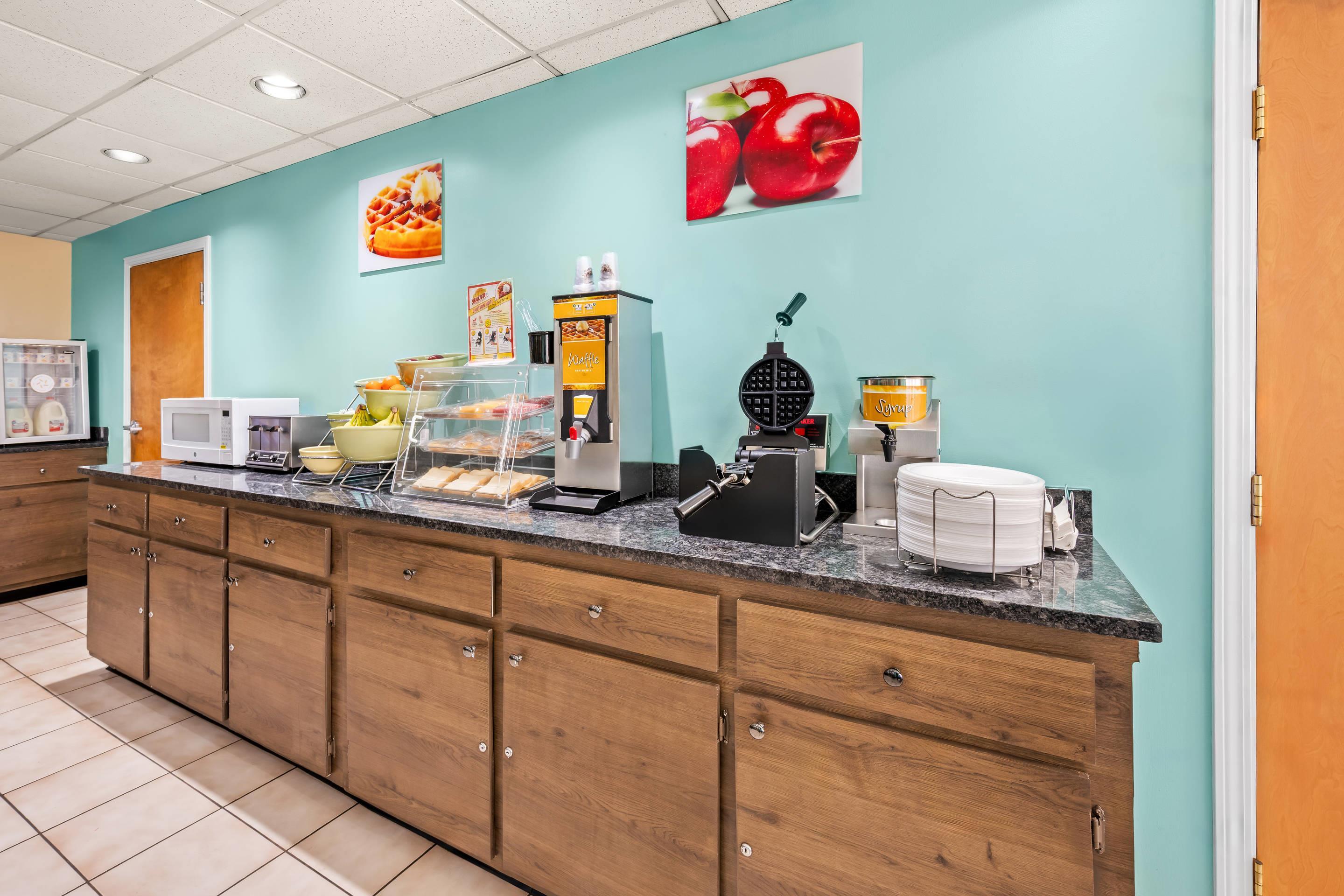 Breakfast area | Quality Inn Henderson I-85