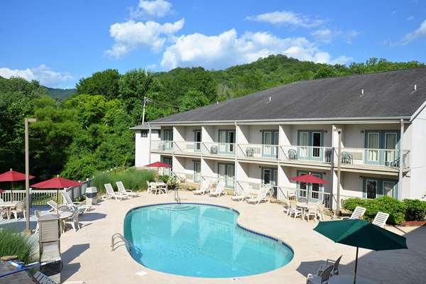 Pool - Quality Inn Cherokee