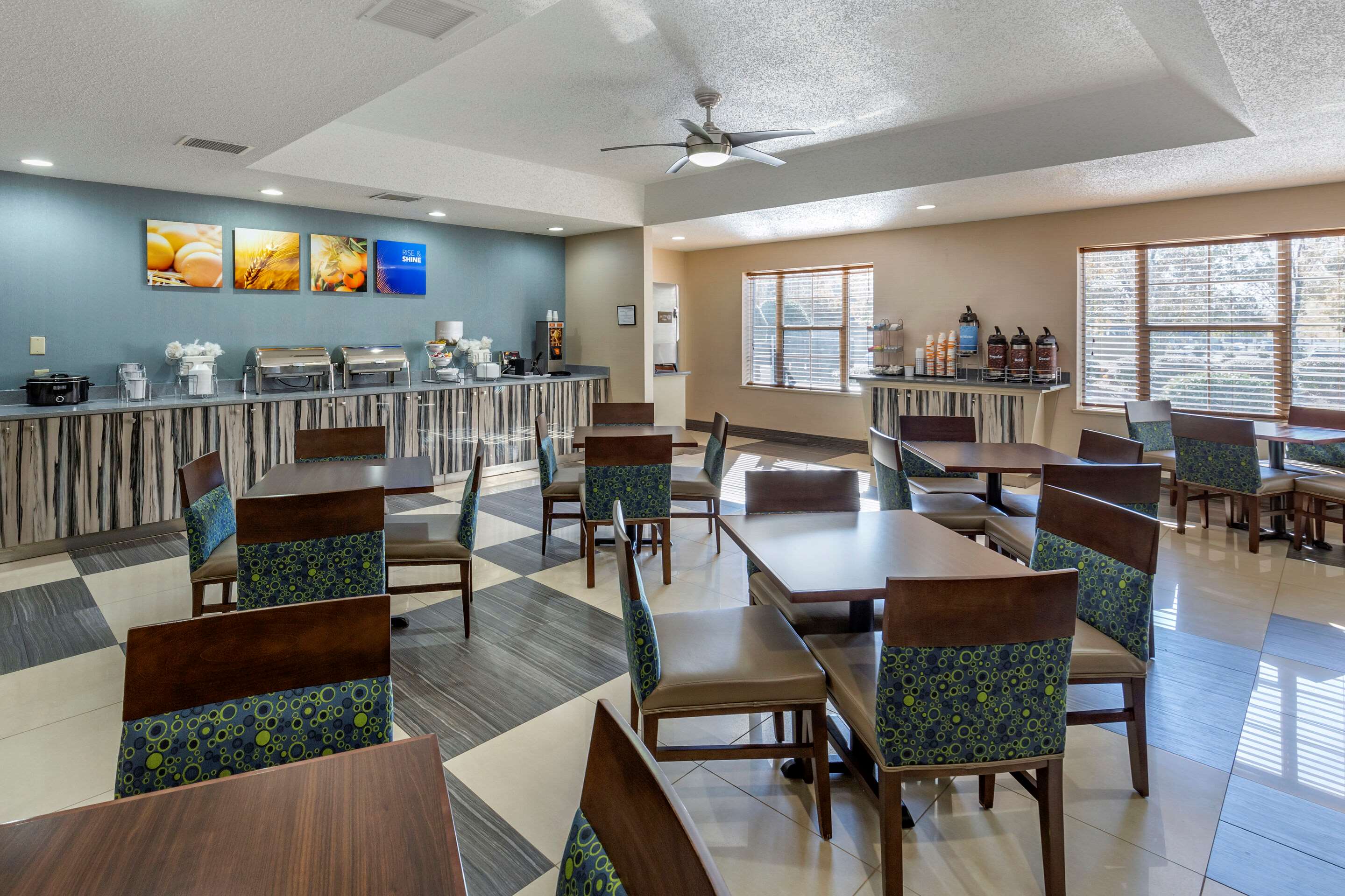 Enjoy breakfast in this seating area | Comfort Suites Pineville - Ballantyne Area