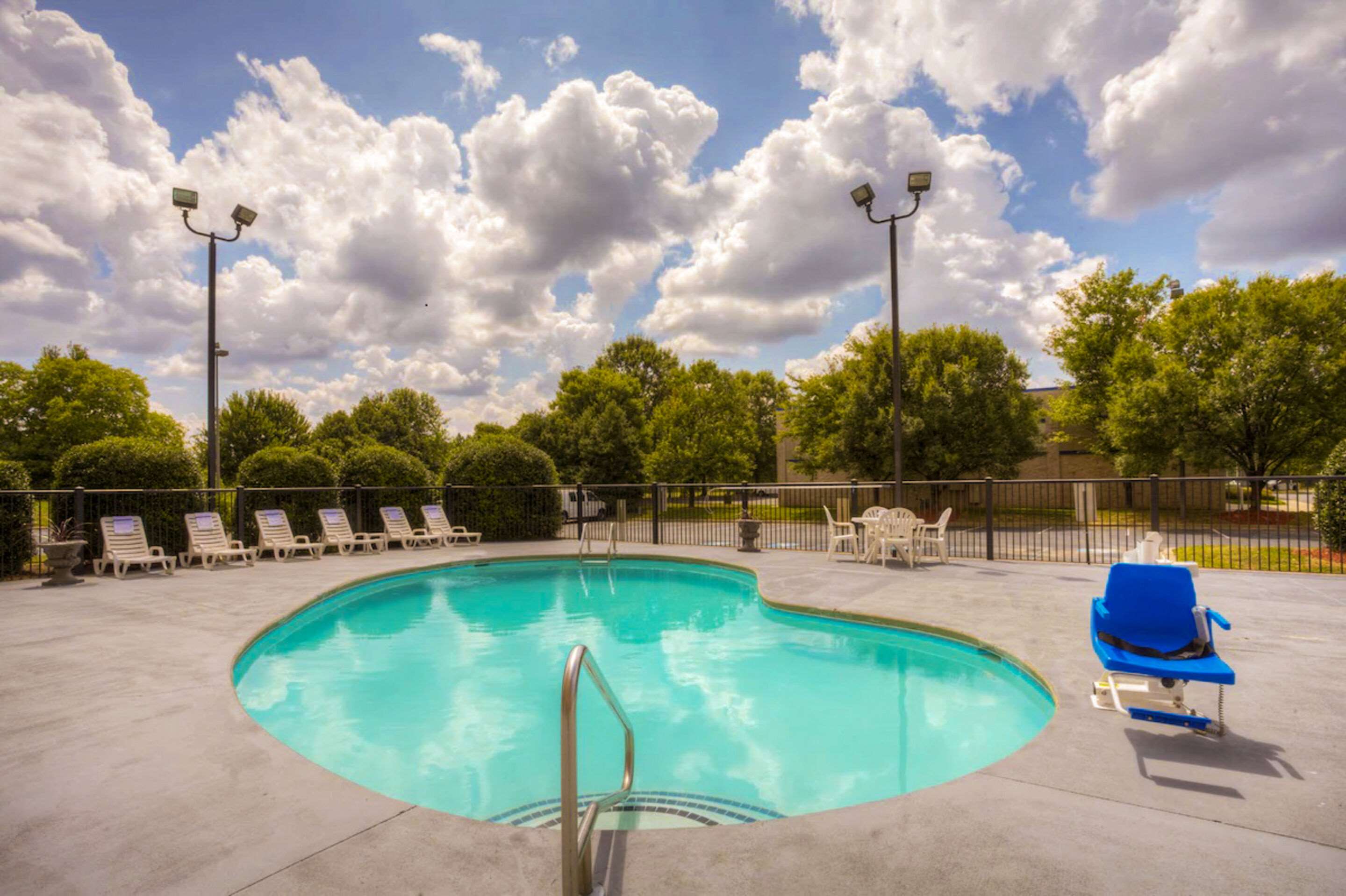 Outdoor pool | Comfort Suites Pineville - Ballantyne Area