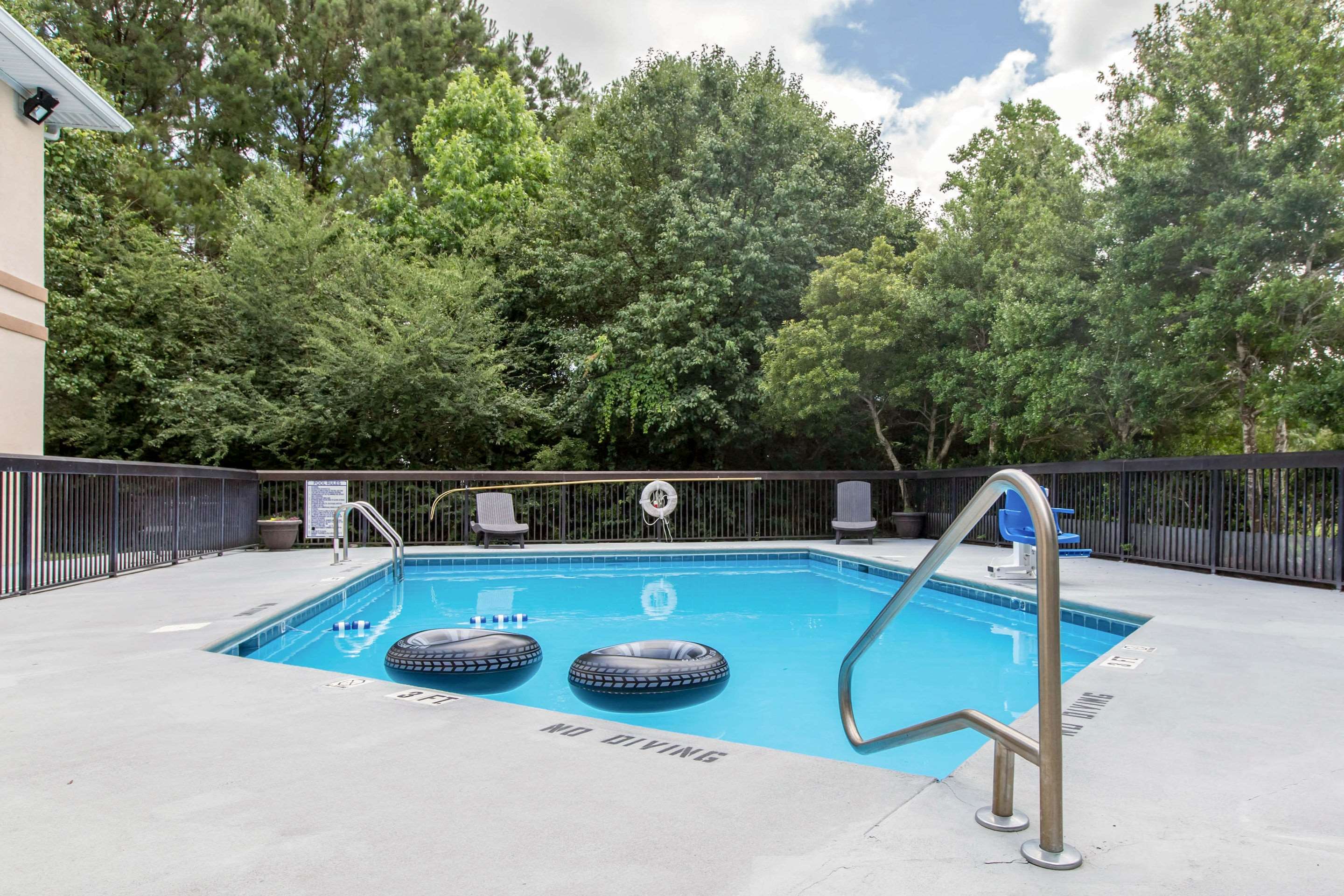 Outdoor pool | Quality Inn near MCAS Cherry Point