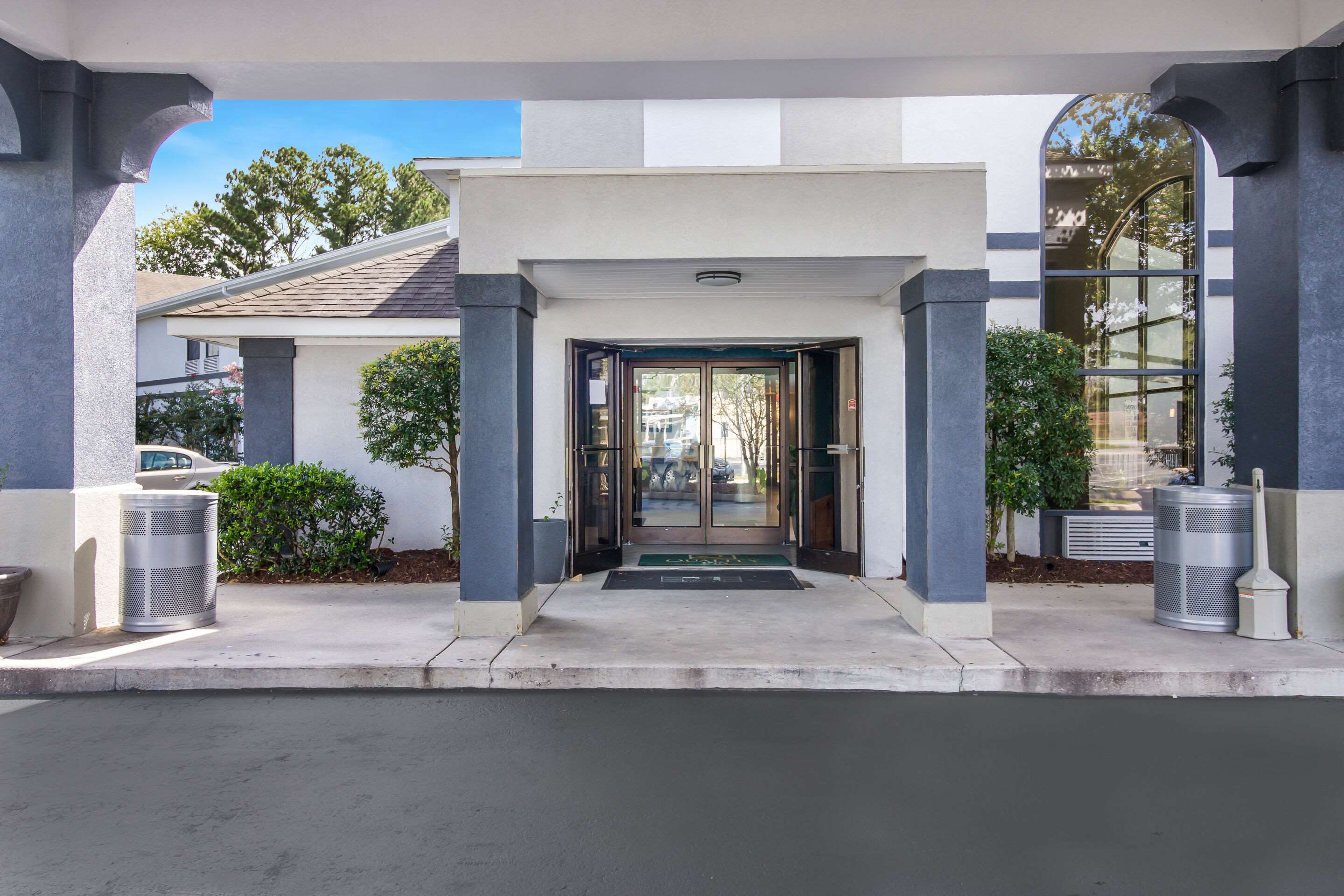 Hotel entrance | Quality Inn near MCAS Cherry Point
