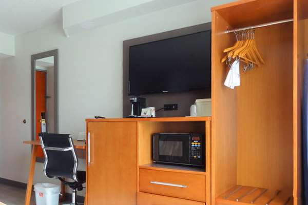  - Quality Inn & Suites Raleigh - I-440, Exit 11