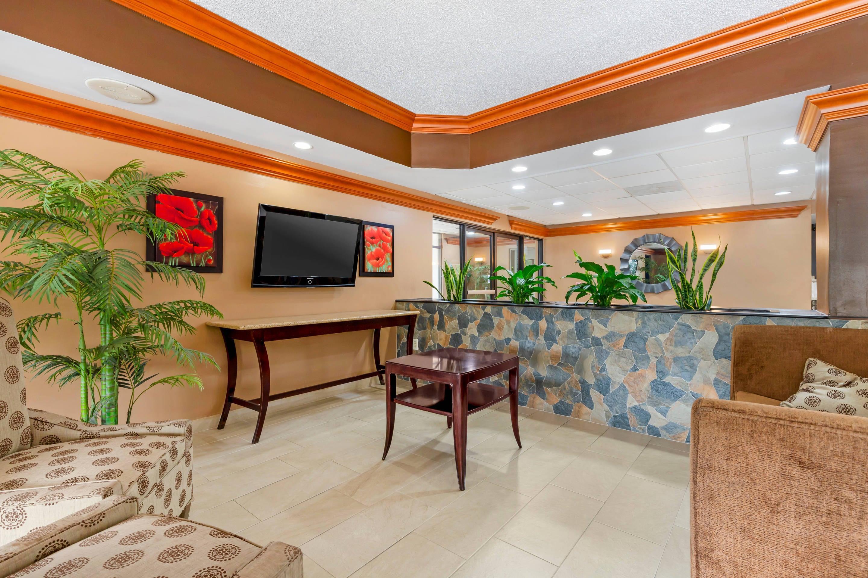 Lobby with sitting area | Quality Inn