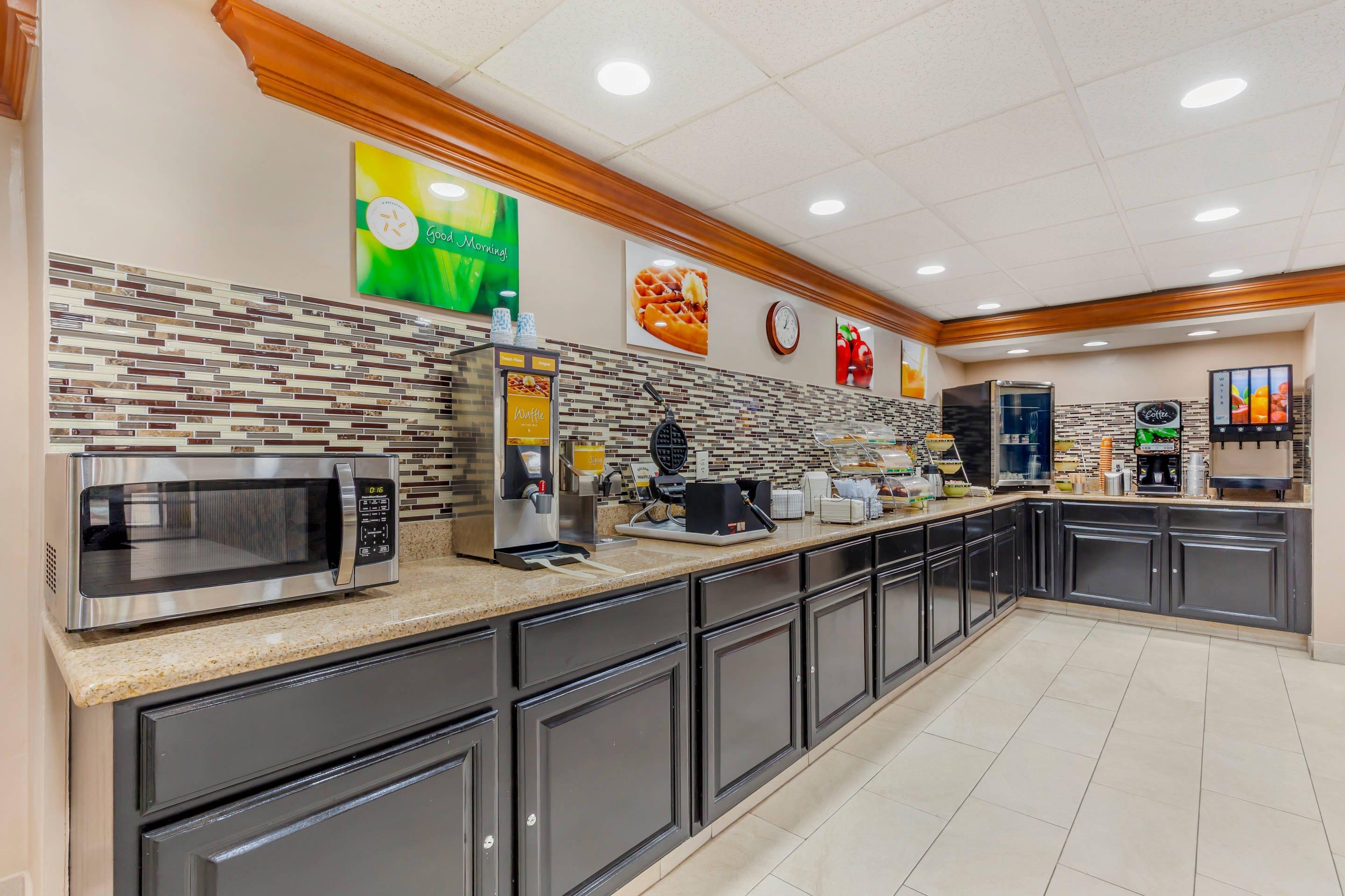 Breakfast area | Quality Inn