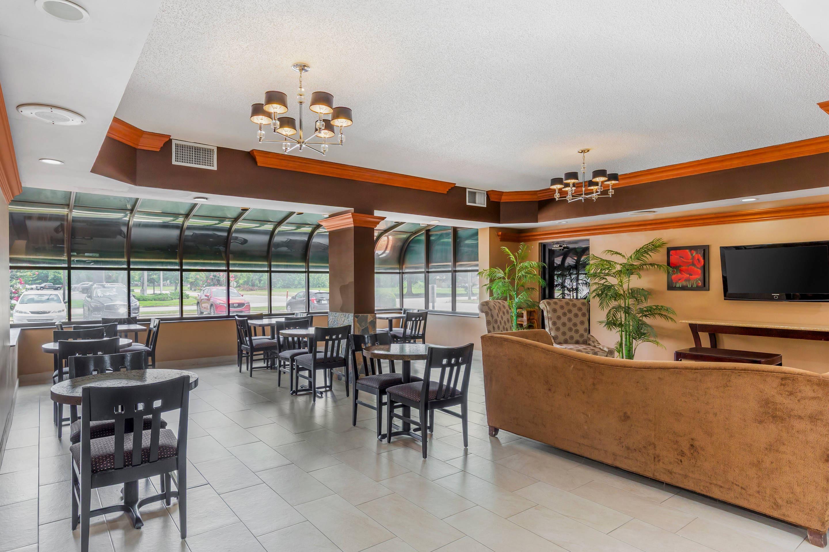 Enjoy breakfast in this seating area | Quality Inn