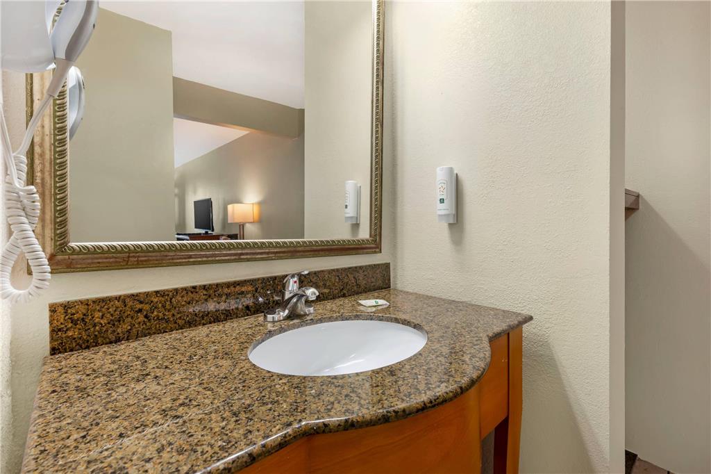 QUALITY INN LUMBERTON NORTH-guestroom-Guest Room,Bathroom,On-Site.jpg
