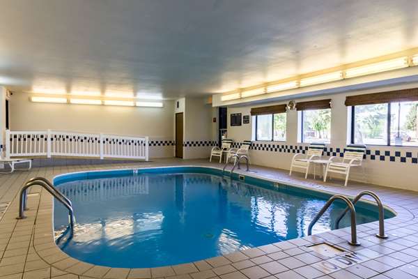 Pool - Quality Inn Grand Forks