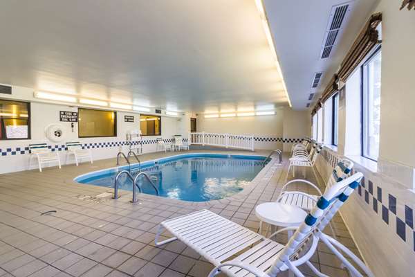 Pool - Quality Inn Grand Forks
