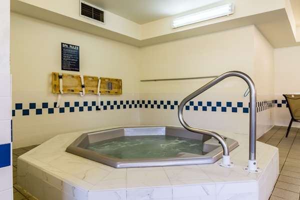 Pool - Quality Inn Grand Forks