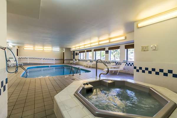 Pool - Quality Inn Grand Forks