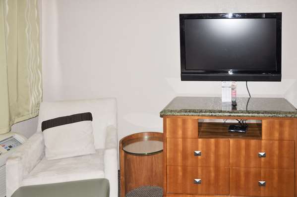  - Rodeway Inn Fargo - I-94, Exit 351