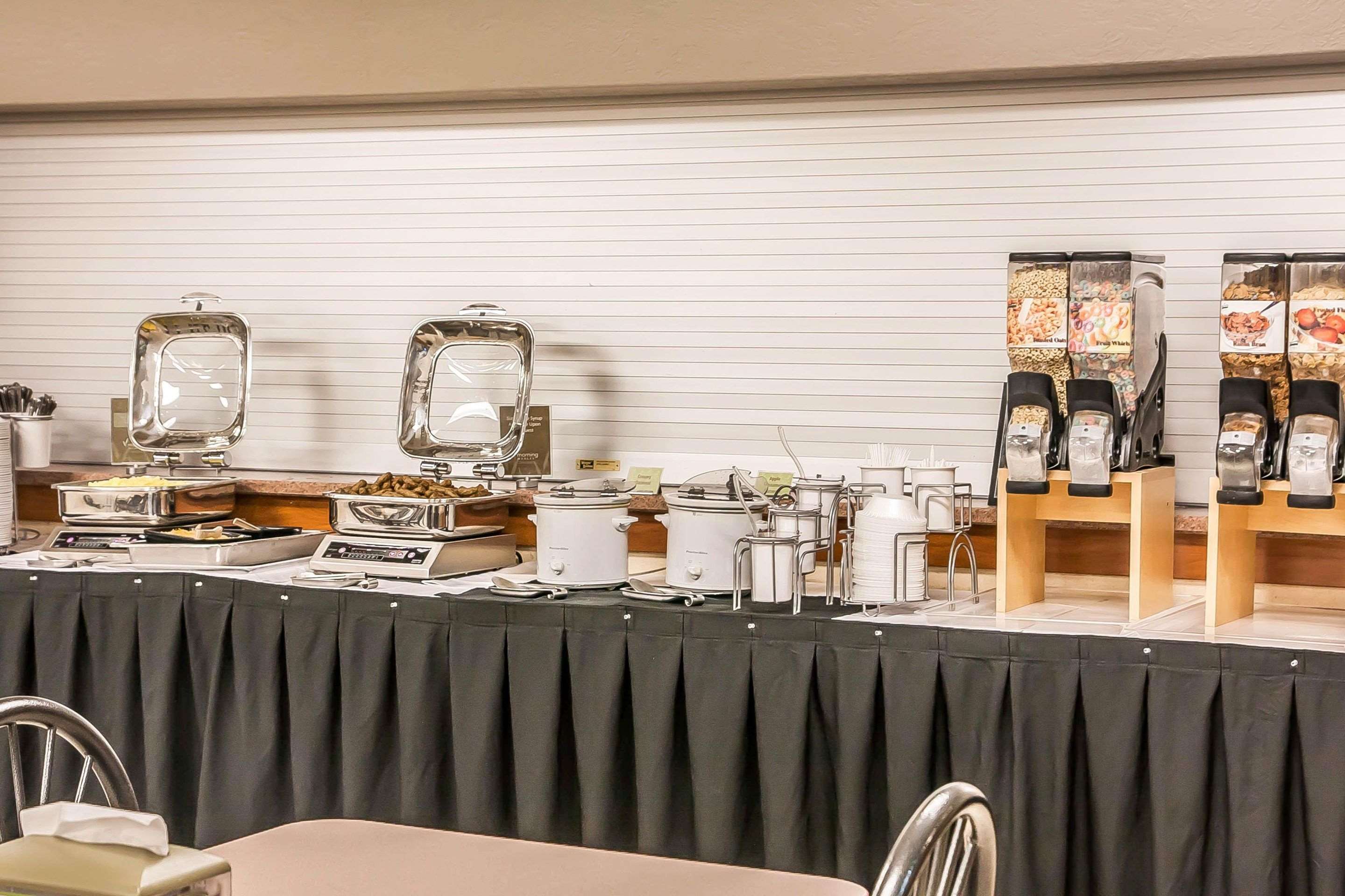 Free breakfast | Sleep Inn & Suites Conference Center and Water Park