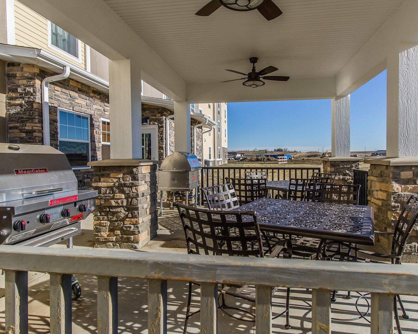 Barbecue area | MainStay Suites Watford City - Event Center
