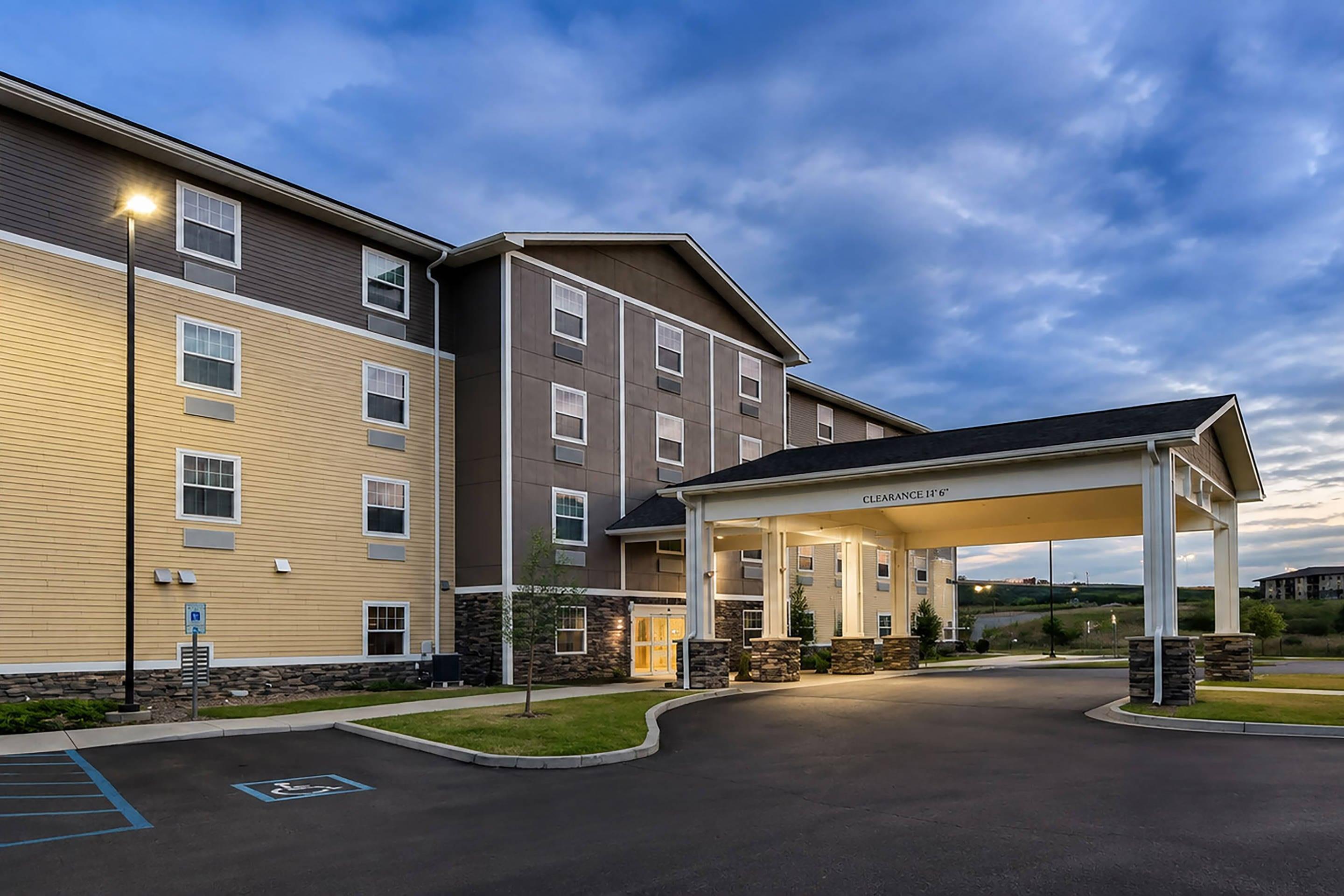 Hotel exterior | MainStay Suites Watford City - Event Center