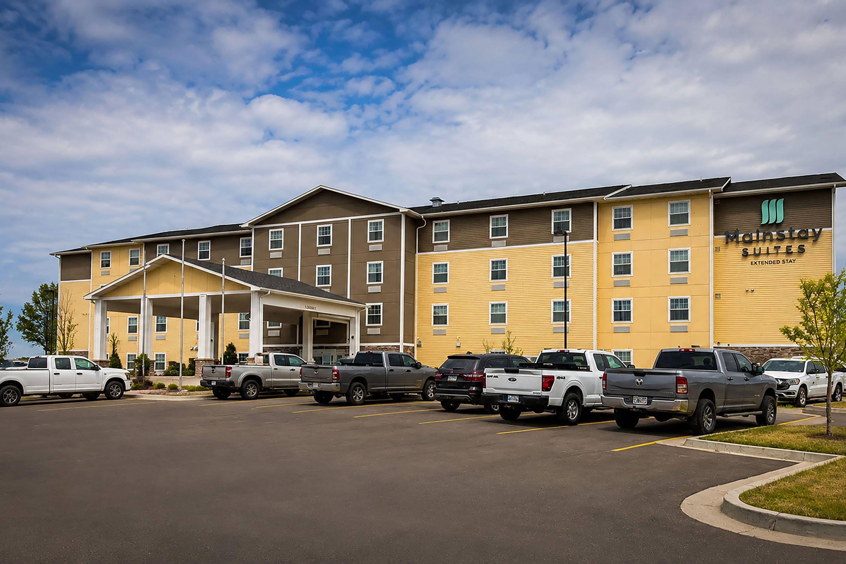 Hotel exterior | MainStay Suites Watford City - Event Center