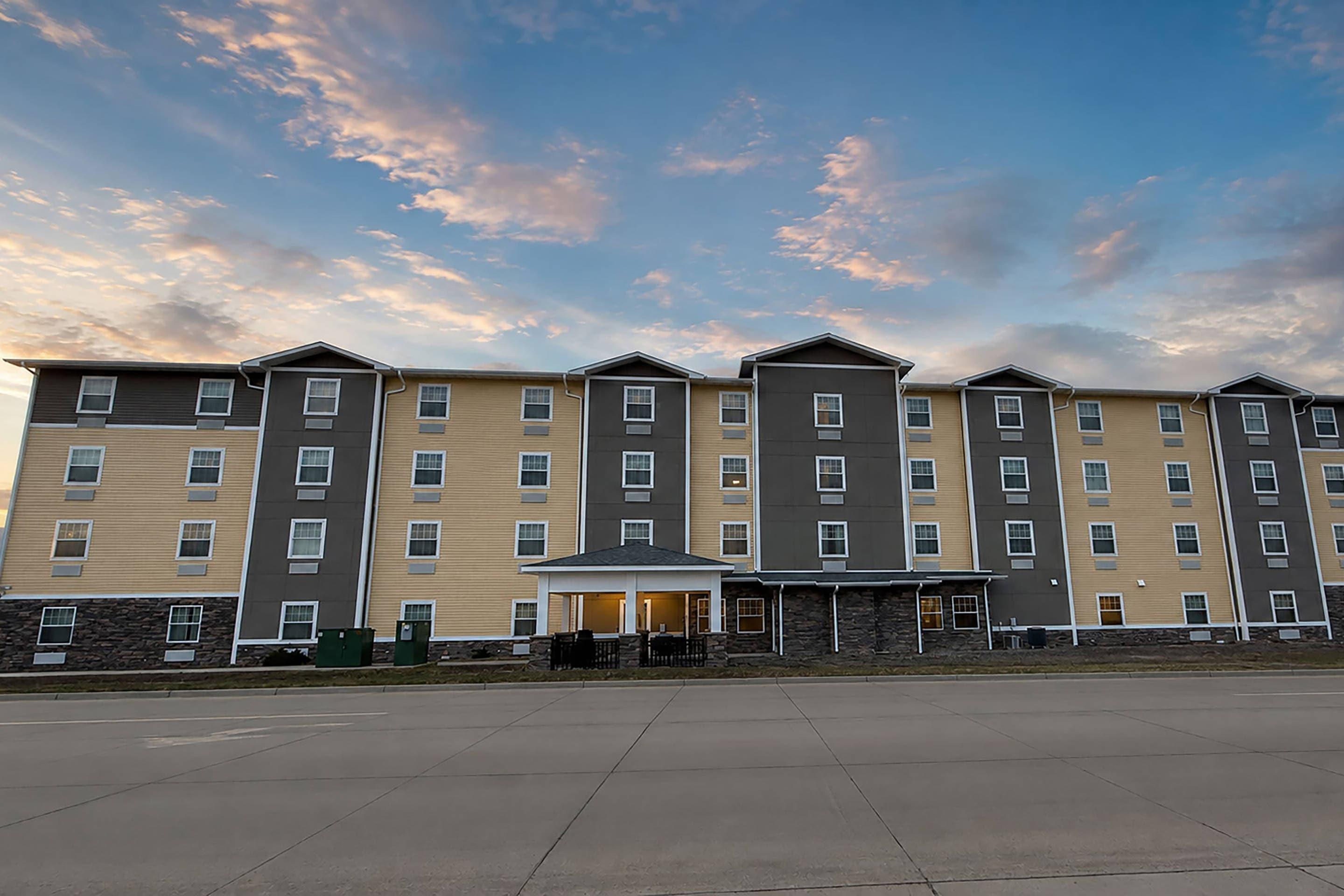 Hotel exterior | MainStay Suites Watford City - Event Center
