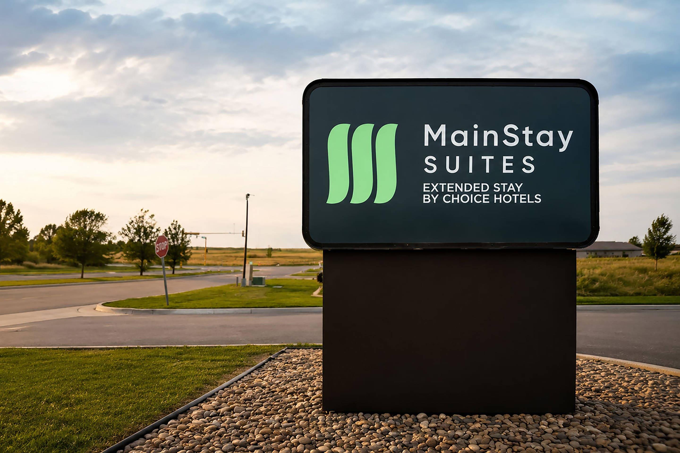 Hotel exterior | MainStay Suites Watford City - Event Center