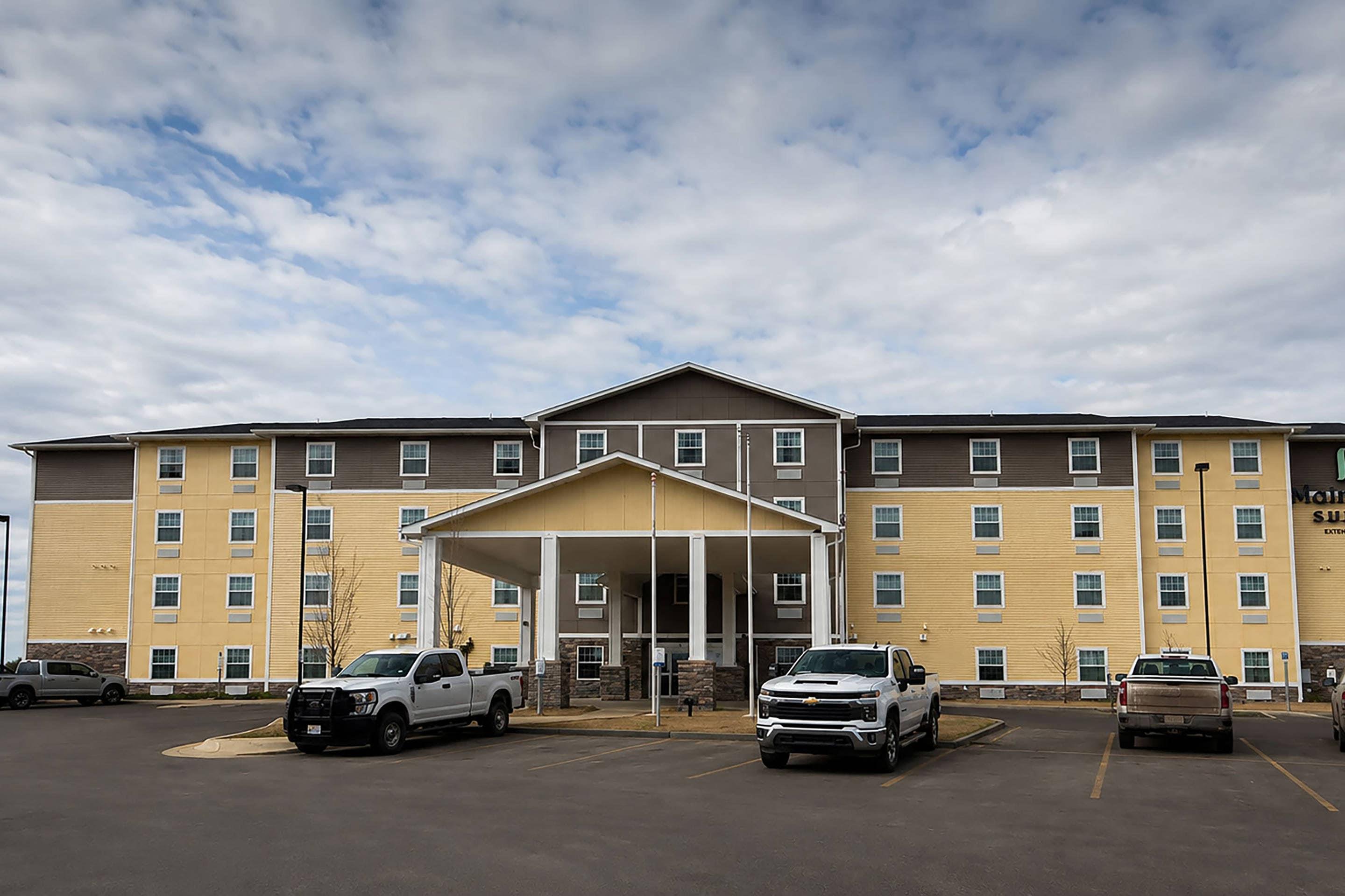 Hotel exterior | MainStay Suites Watford City - Event Center