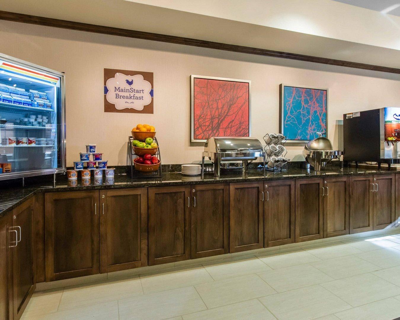 Breakfast counter | MainStay Suites Watford City - Event Center