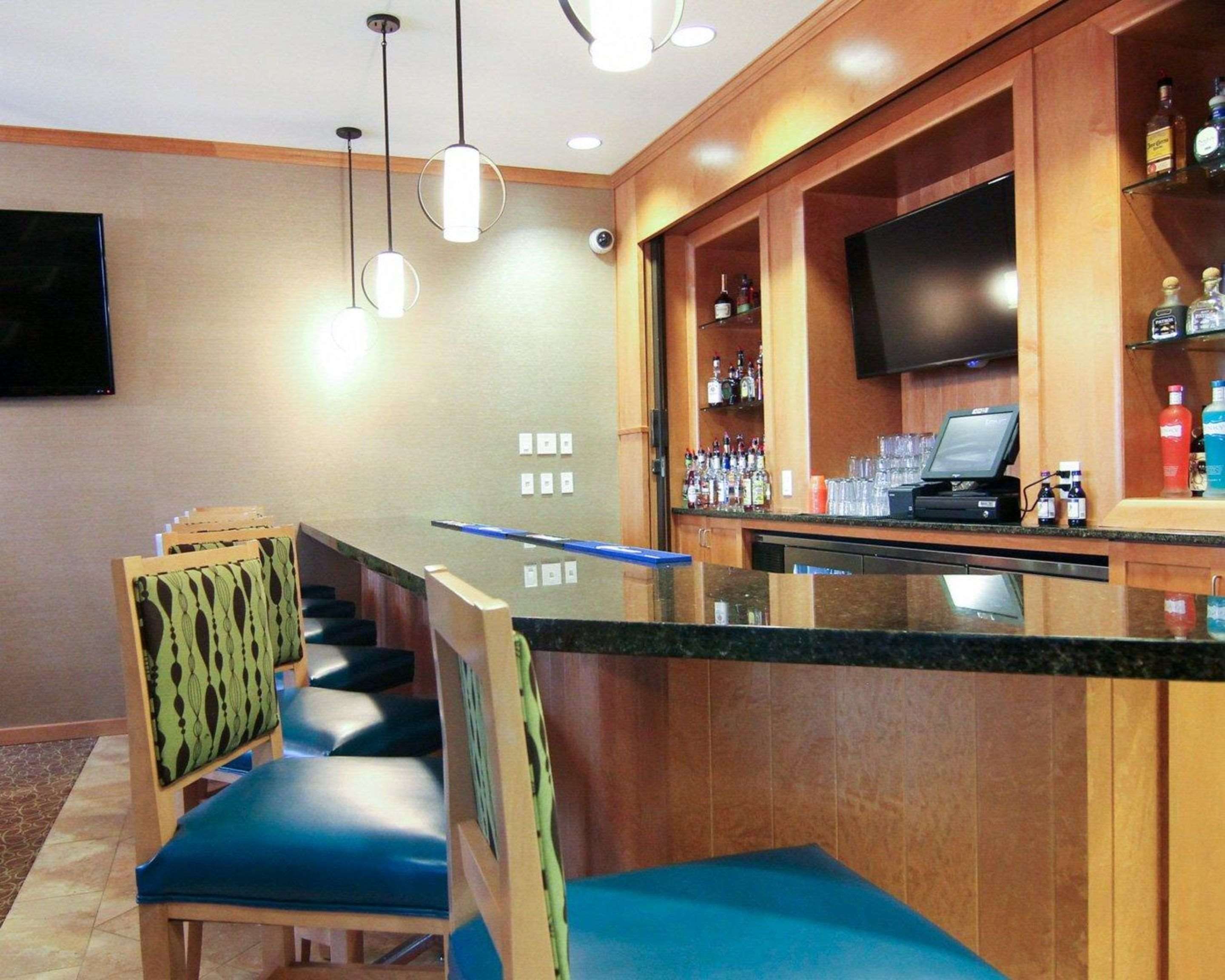 Cocktail lounge | MainStay Suites Tioga