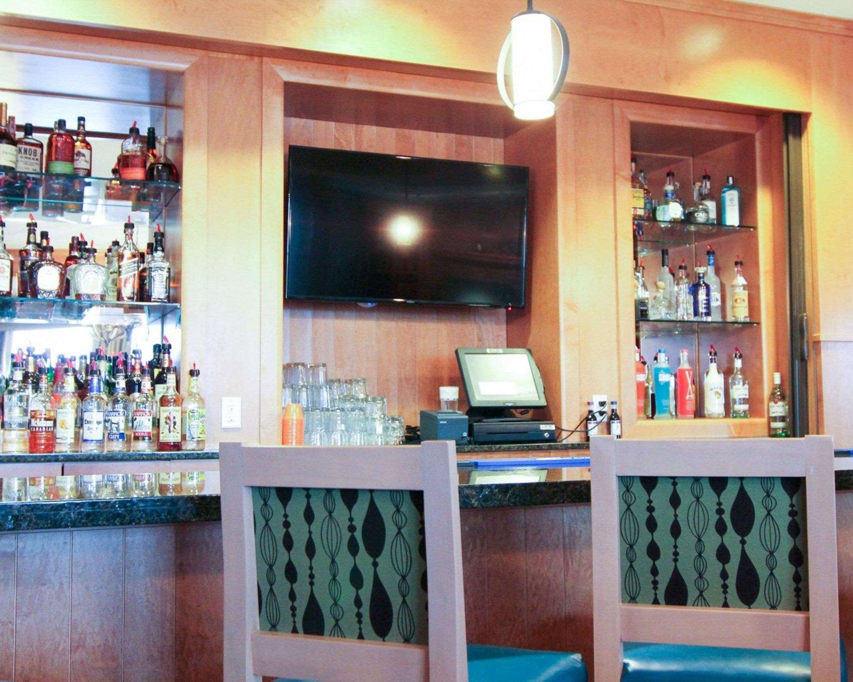 Cocktail lounge | MainStay Suites Tioga