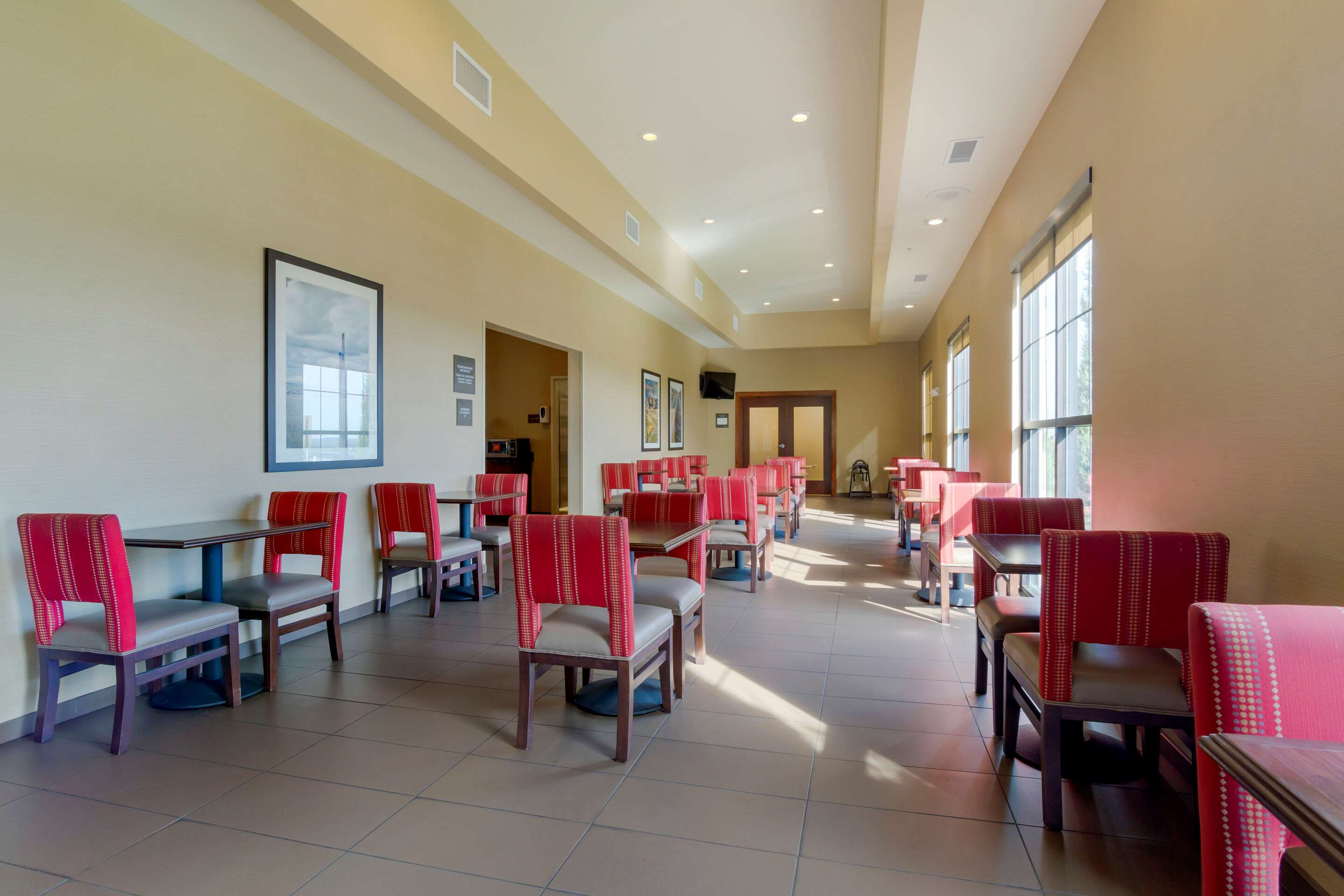 Enjoy breakfast in this seating area | Comfort Inn & Suites Mandan - Bismarck