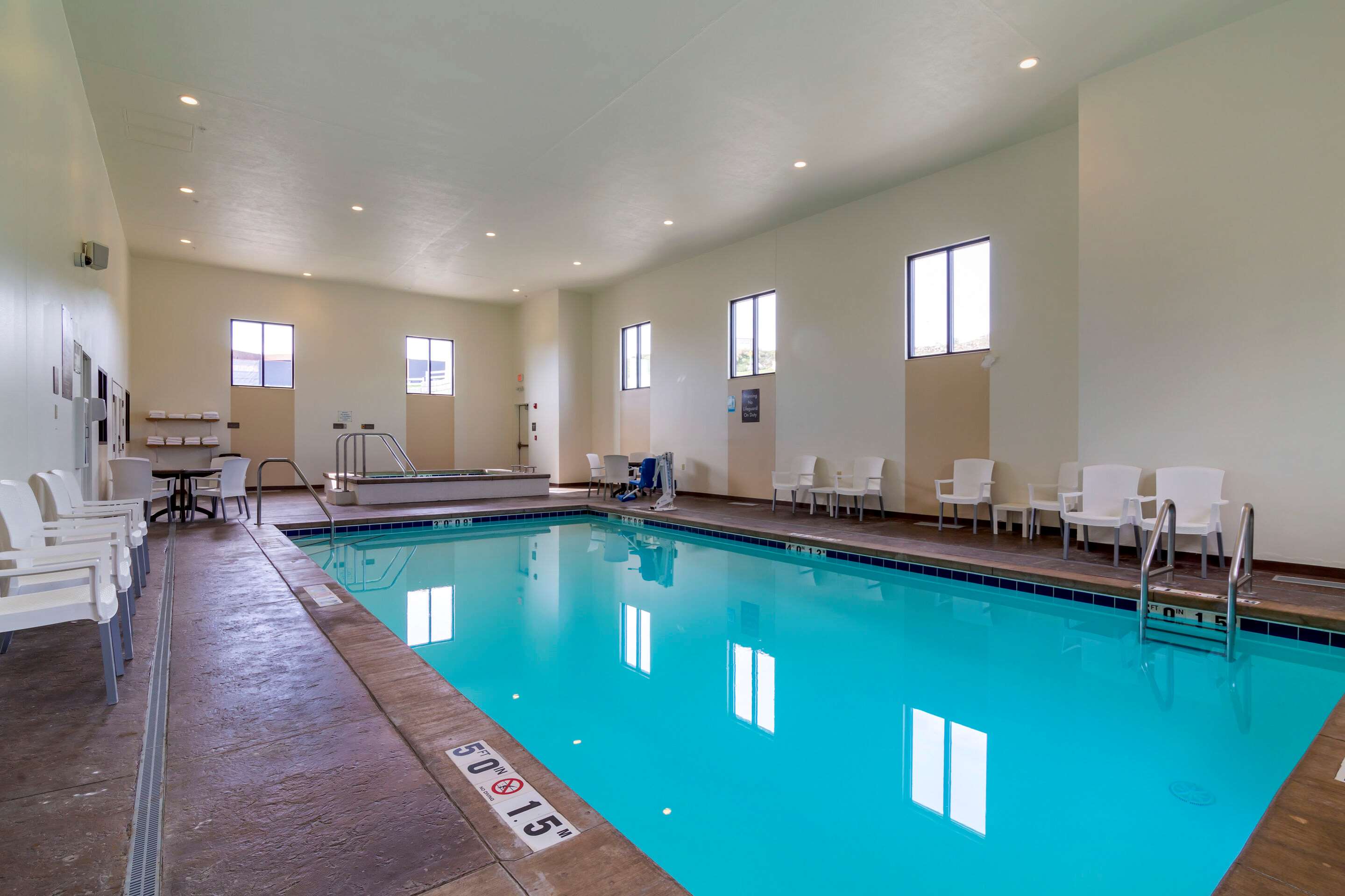 Indoor pool | Comfort Inn & Suites Mandan - Bismarck