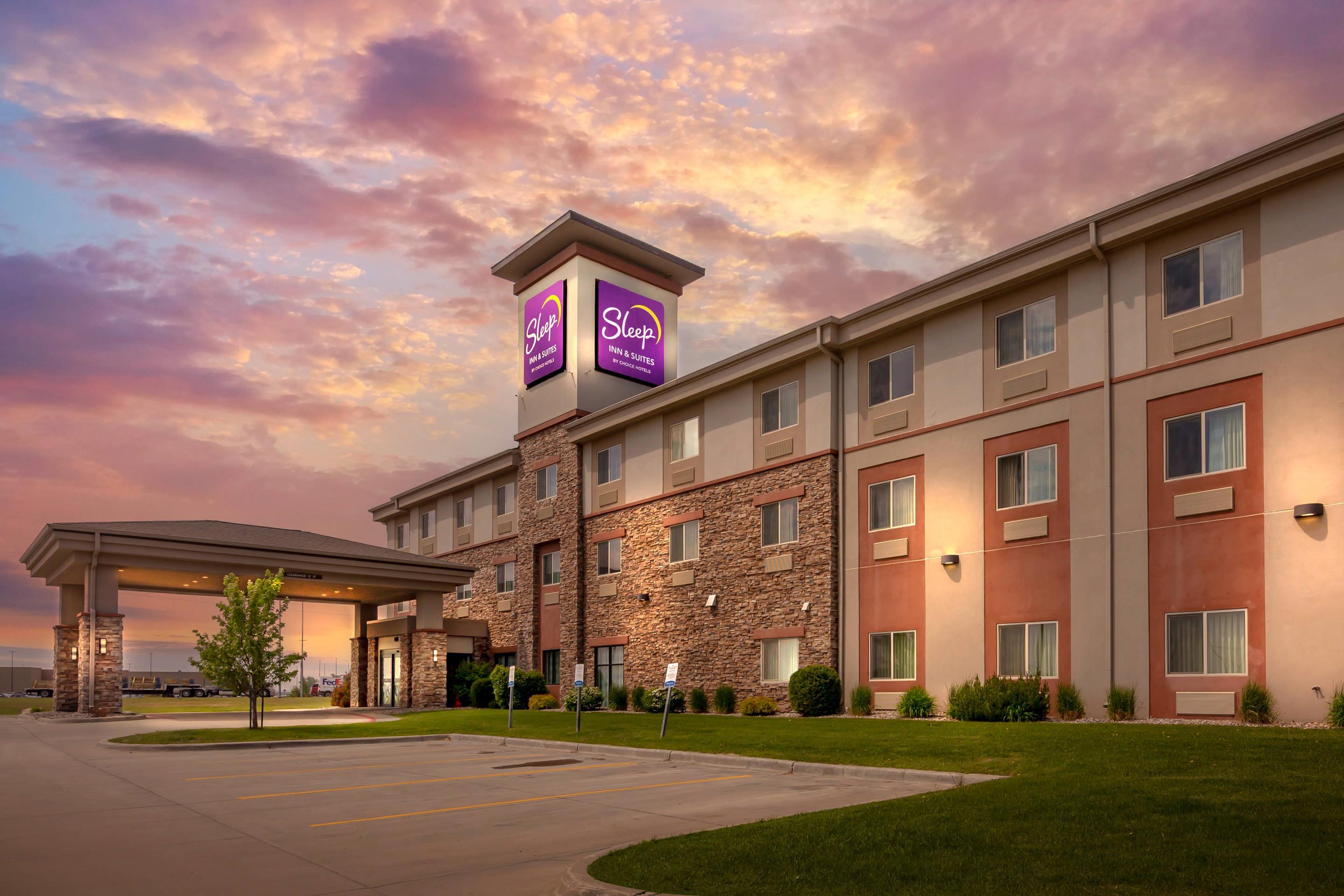 Hotel At Night | Sleep Inn & Suites Devils Lake