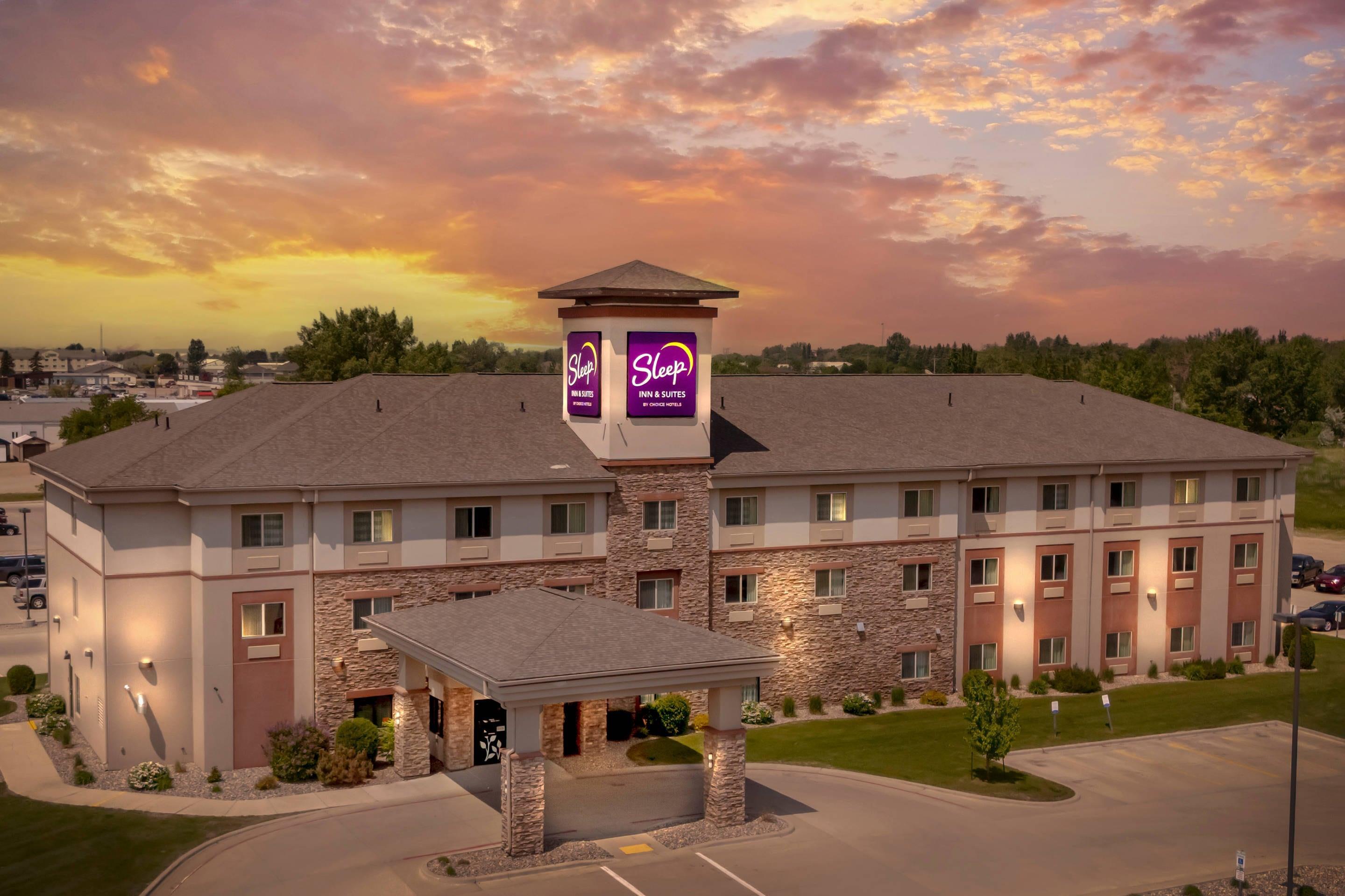 Hotel At Night | Sleep Inn & Suites Devils Lake