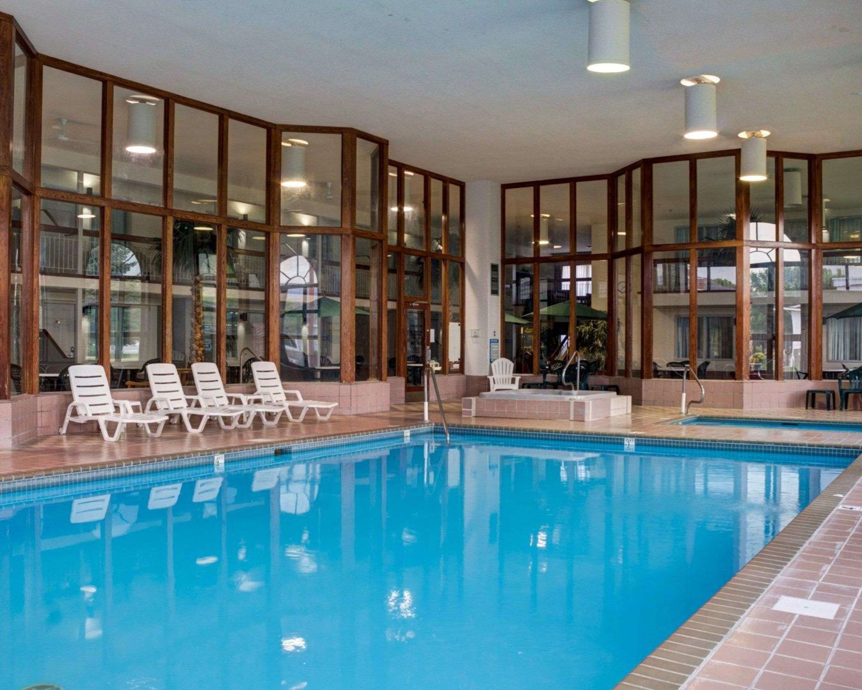 Indoor pool with hot tub | Rodeway Inn Columbia Mall Loop