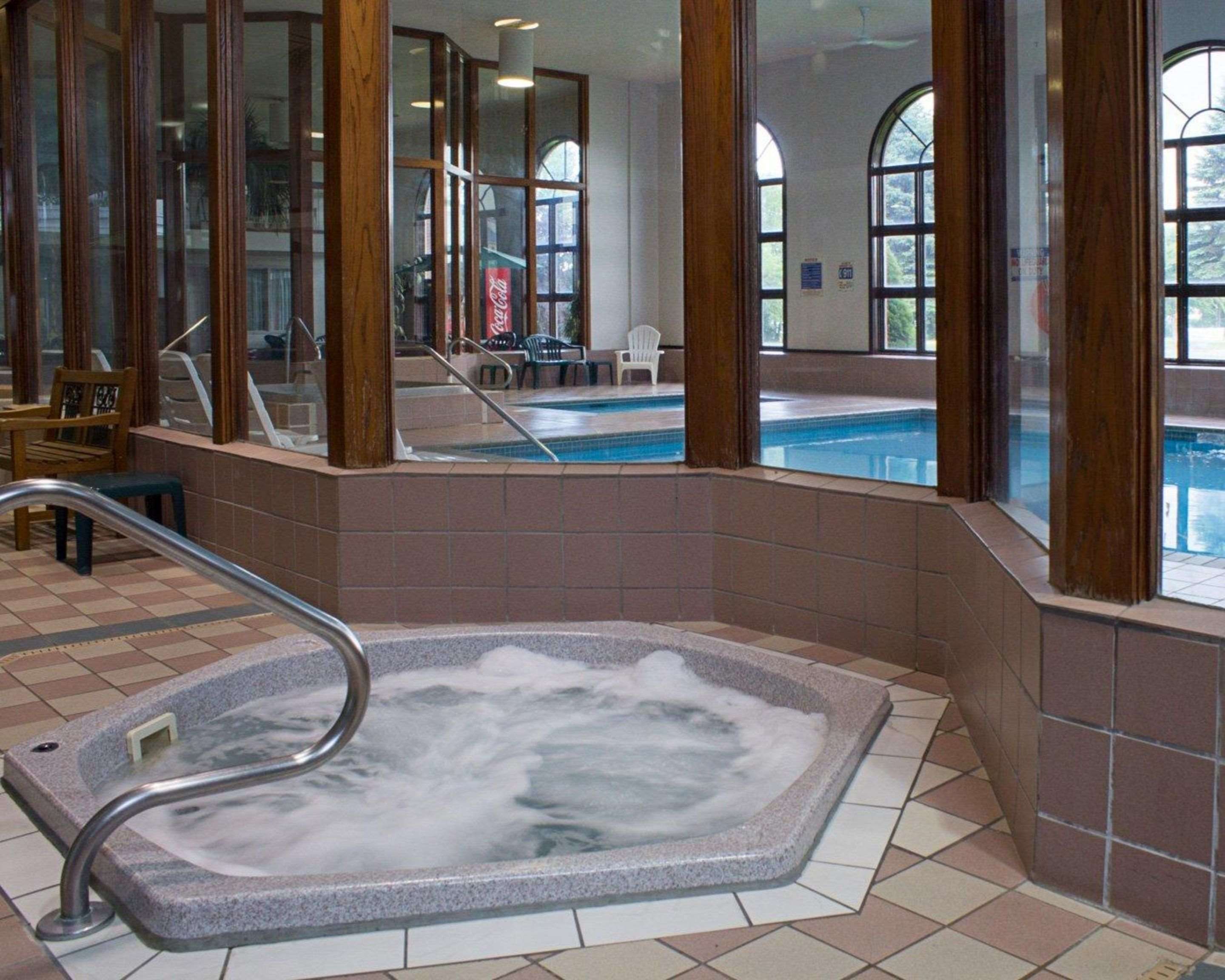 Indoor hot tub | Rodeway Inn Columbia Mall Loop