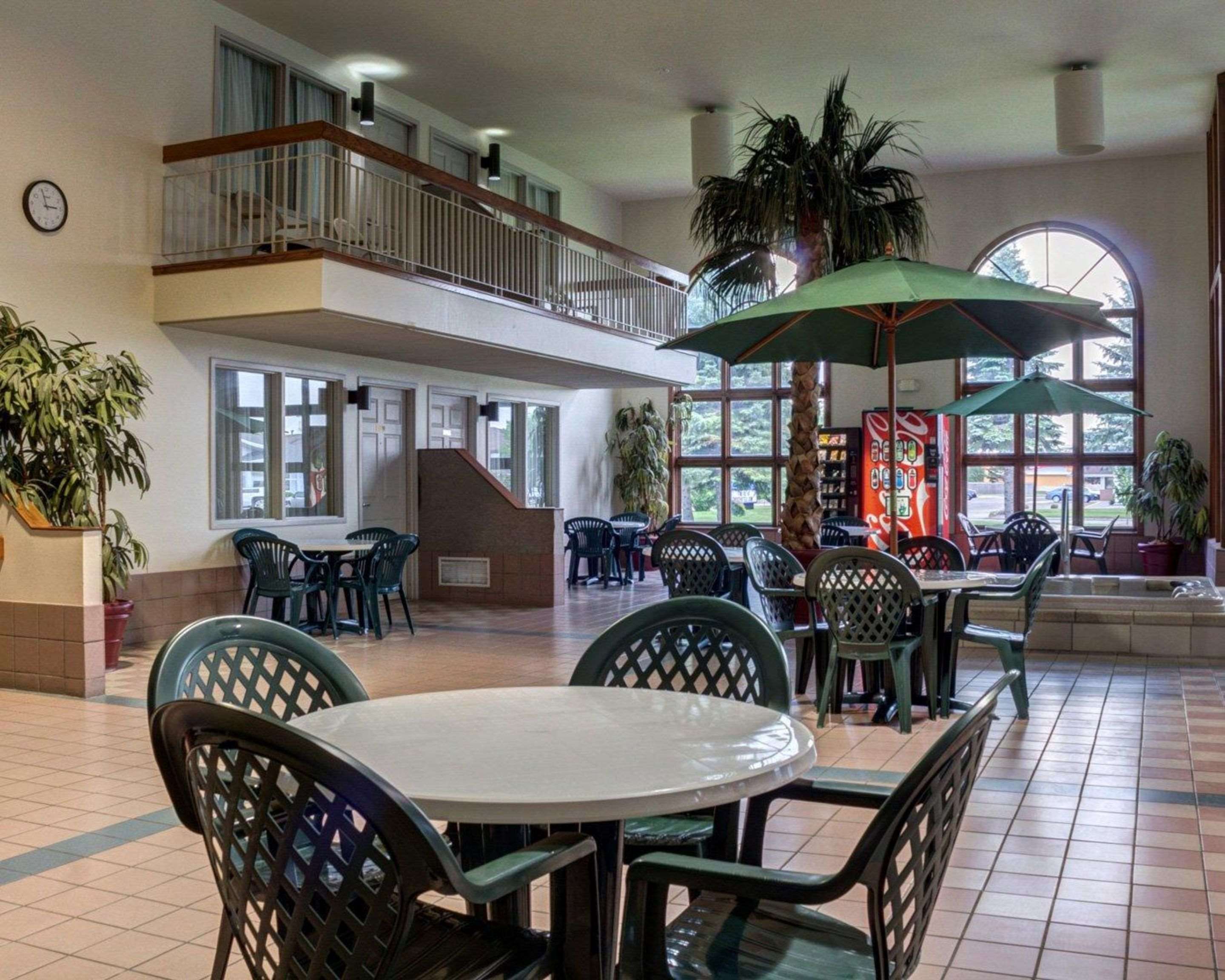 Breakfast sitting area | Rodeway Inn Columbia Mall Loop