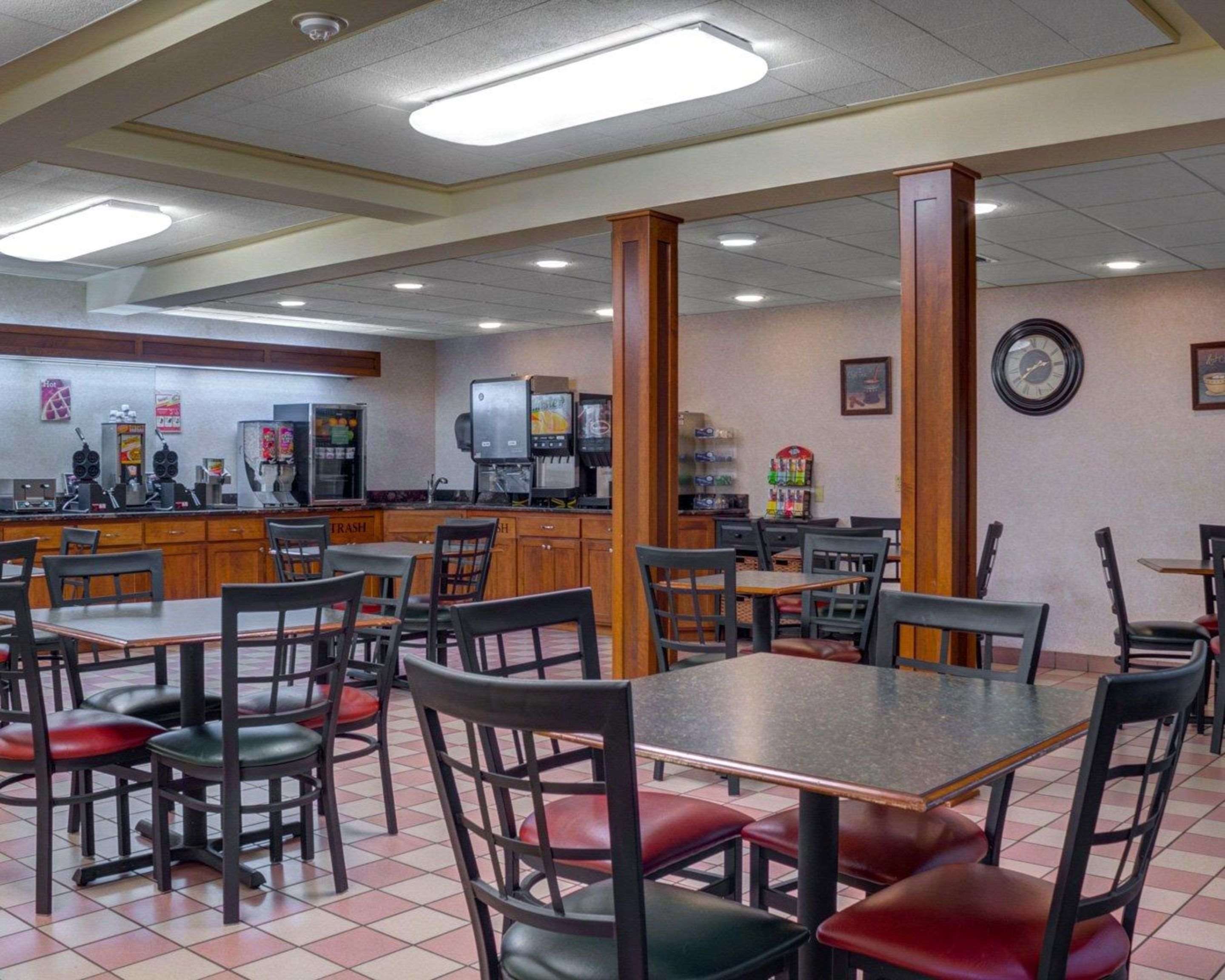 Breakfast area | Rodeway Inn Columbia Mall Loop