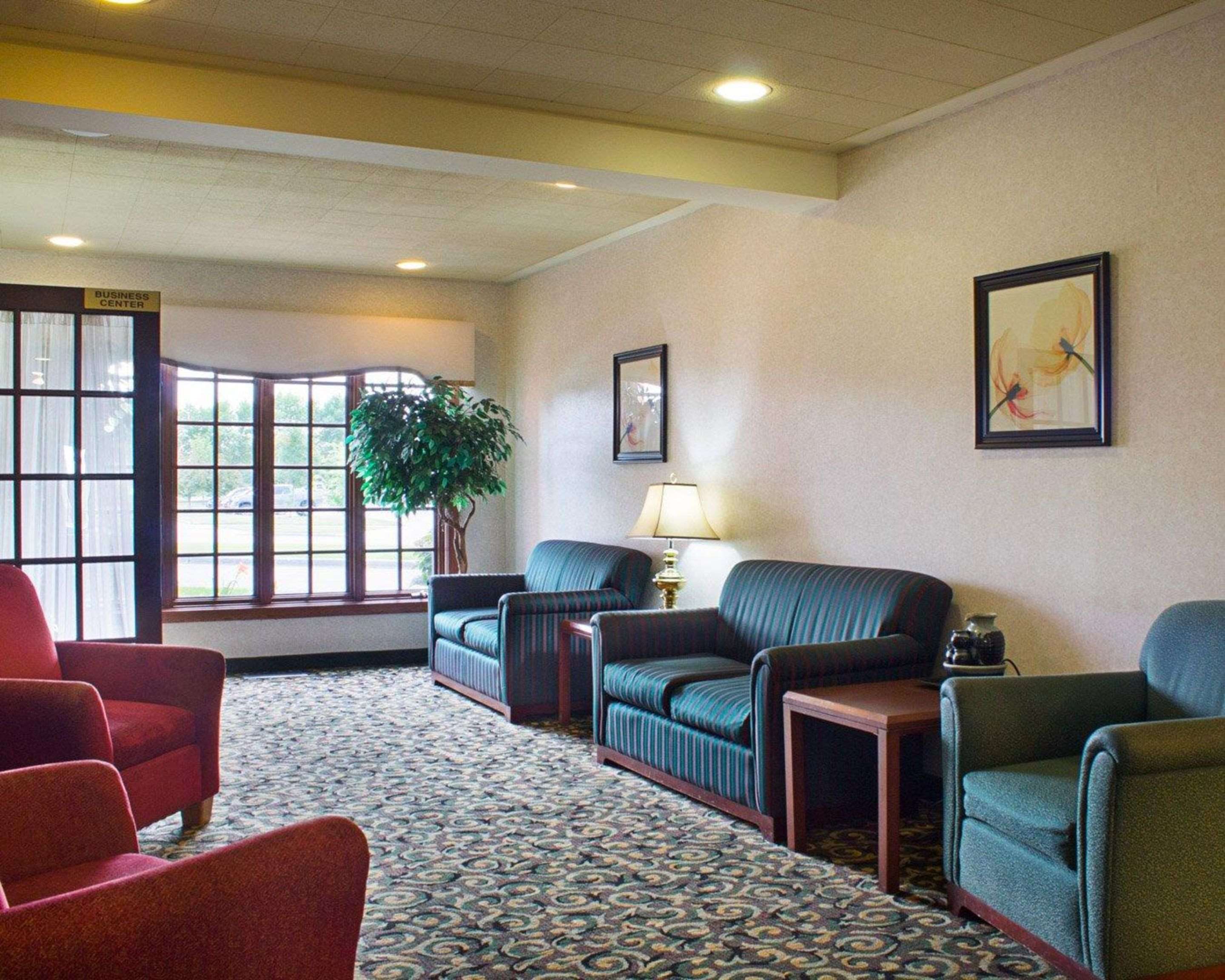Lobby with sitting area | Rodeway Inn Columbia Mall Loop